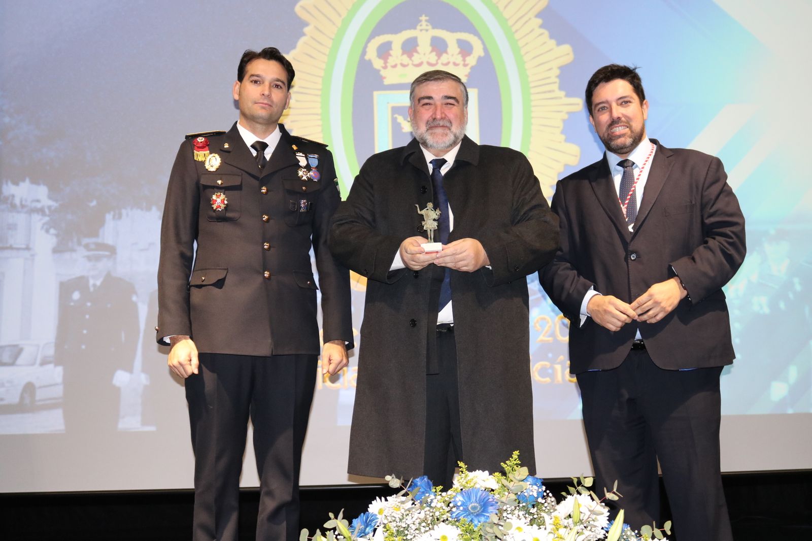 Antonio Caballero (centro), con el alcalde Antonio Miguel Enamorado (derecha) y el jefe de la Policía Local, Felipe Núñez Izquierdo
