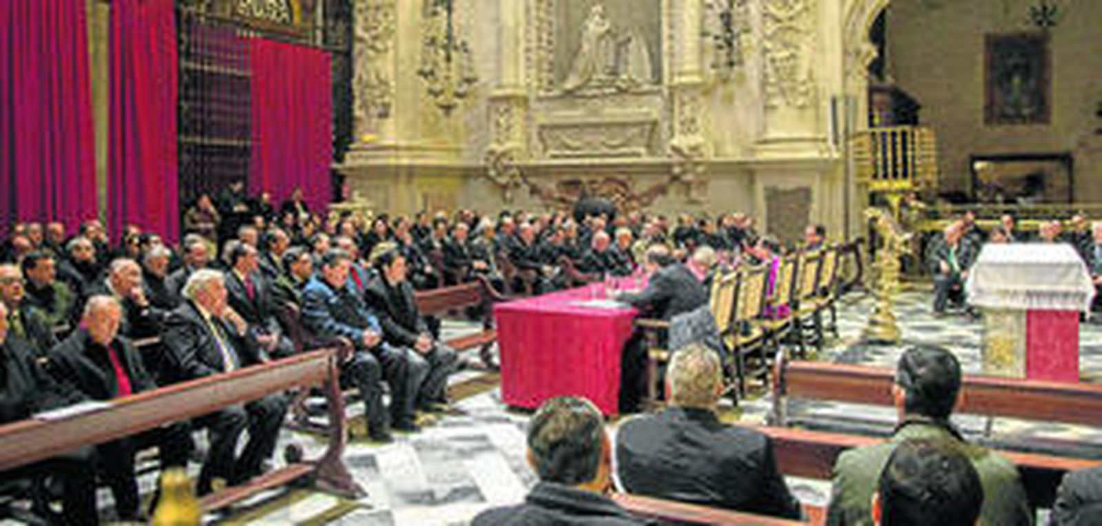 El Cabildo de Toma de Horas se celebró como es tradición en la Capilla Real de la Catedral.