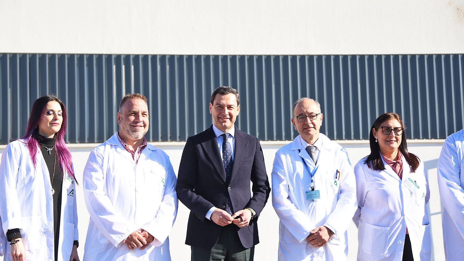 Juanma Moreno se fotografía con los profesionales sanitarios.