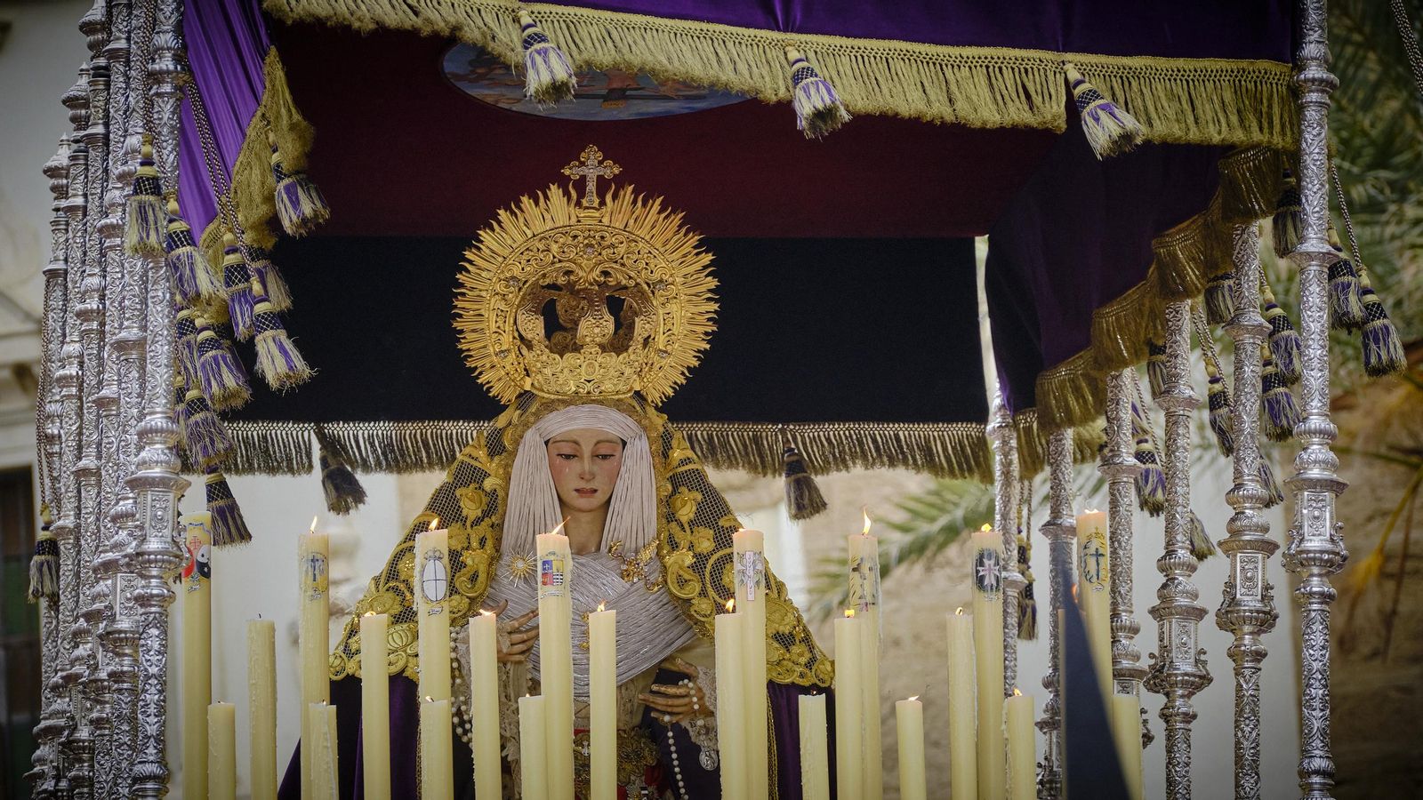 El palio de Lágrimas de Piedad, al poco de salir de su templo en un Martes Santo El palio de Lágrimas de Piedad, al poco de salir de su templo en un Martes Santo