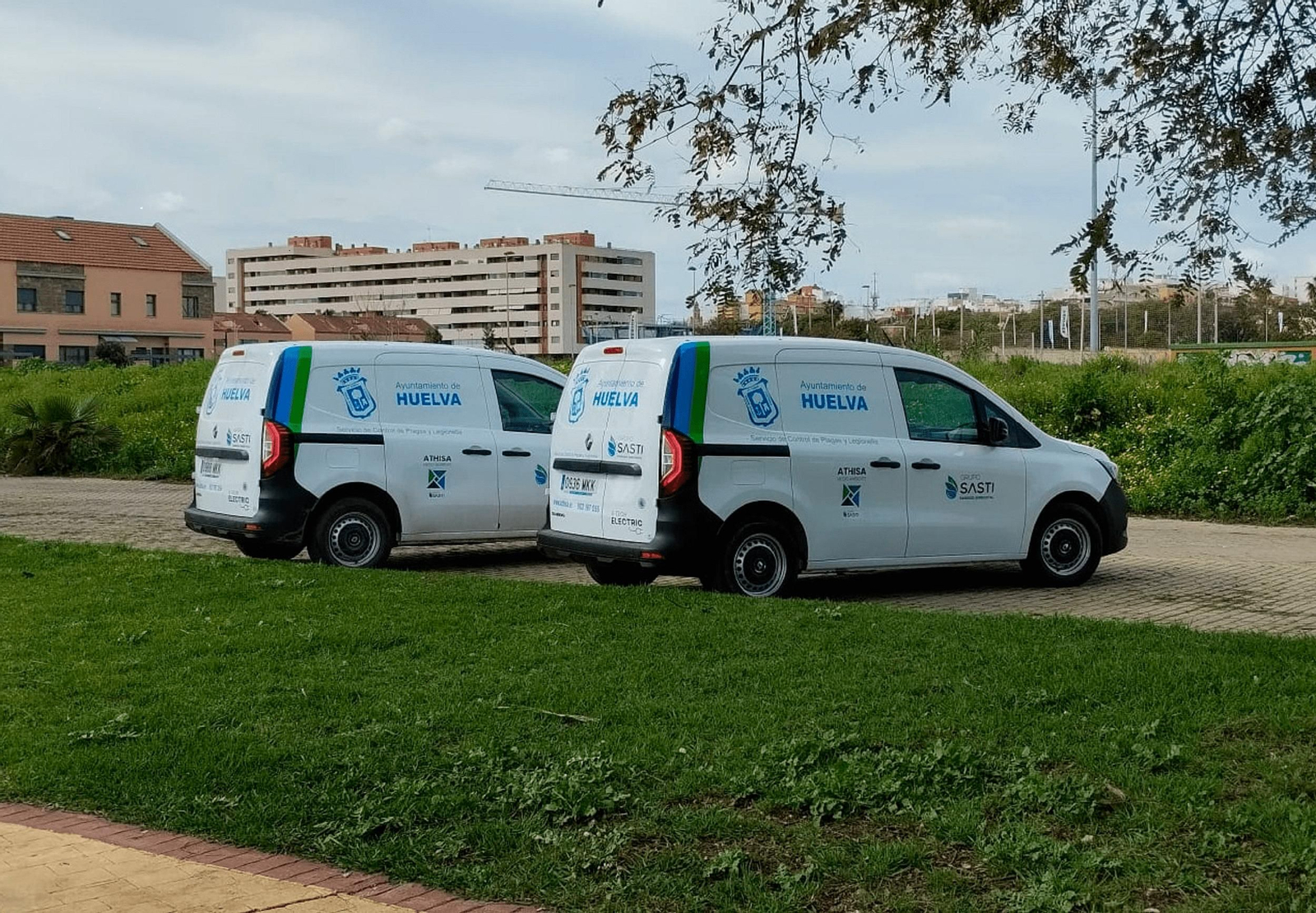 Dos de las nuevas furgonetas eléctricas para el Servicio de Control de Plagas y Legionela.