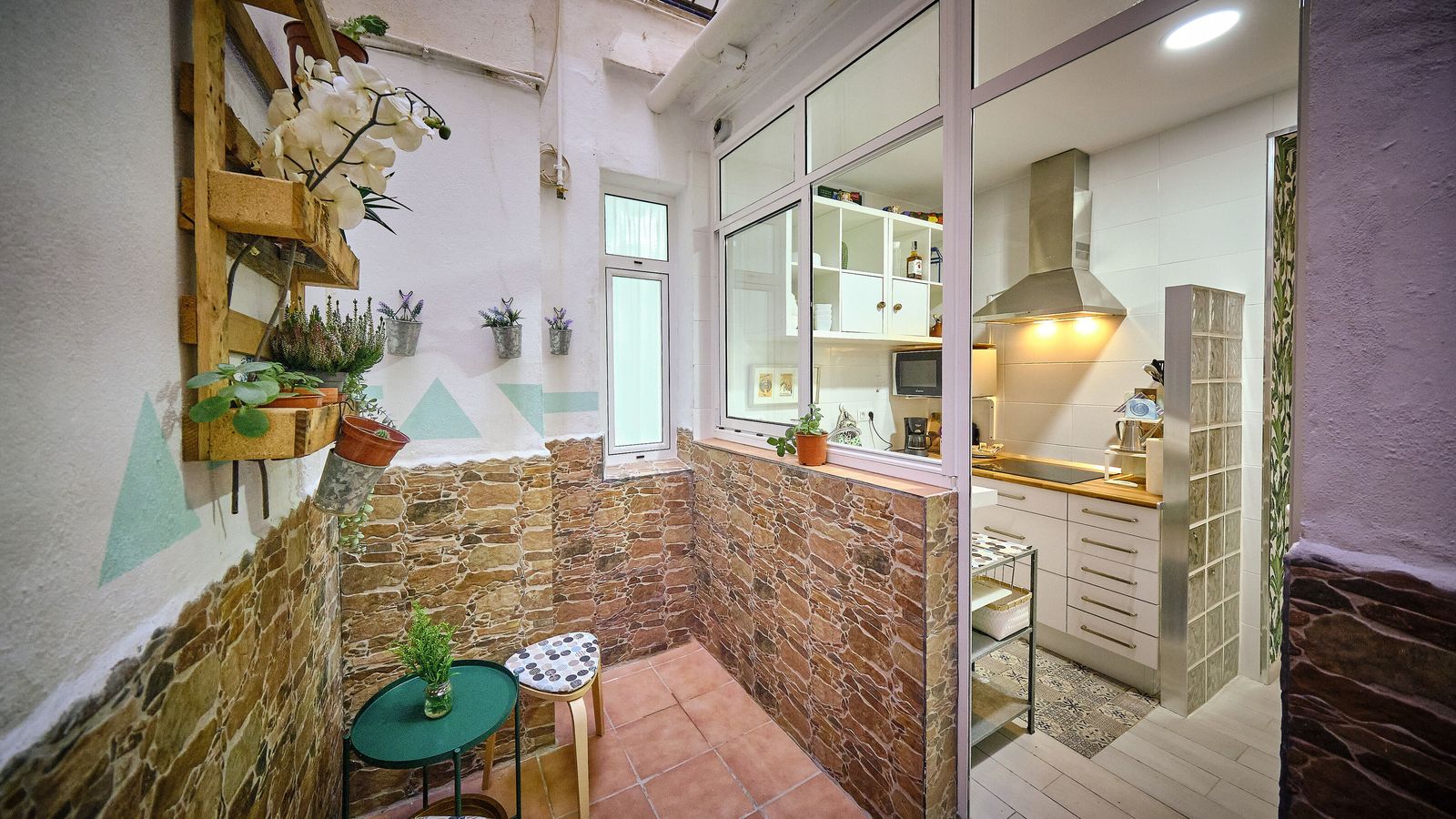 Patio. Lo protagonizan el zócalo de piedra junto con las plantas que cuelgan de sus paredes. Se usa como zona de desayuno.