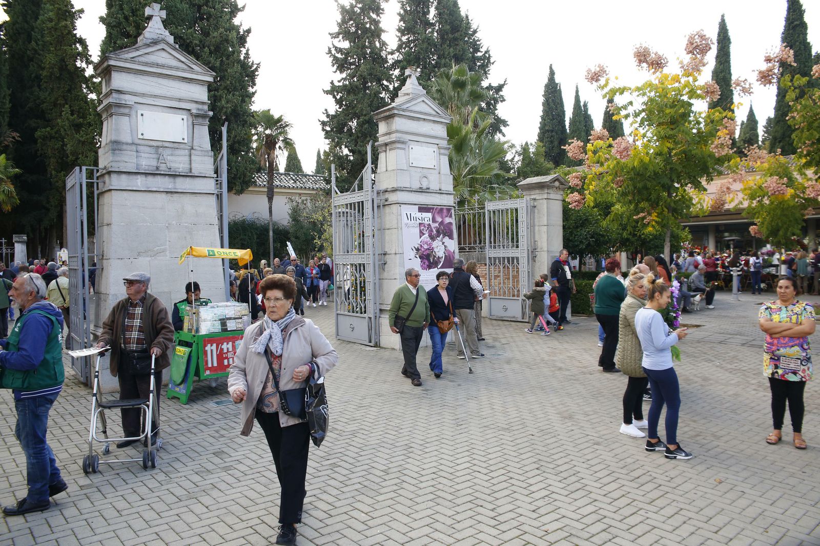 El Día de los Santos en el cementerio de Granadad, en imágenes