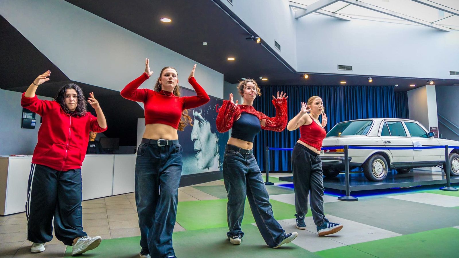 Puesta en escena de los alumnos del IES Jorge Juan, de San Fernando, en el Museo Camarón con motivo del Día Internacional del Flamenco