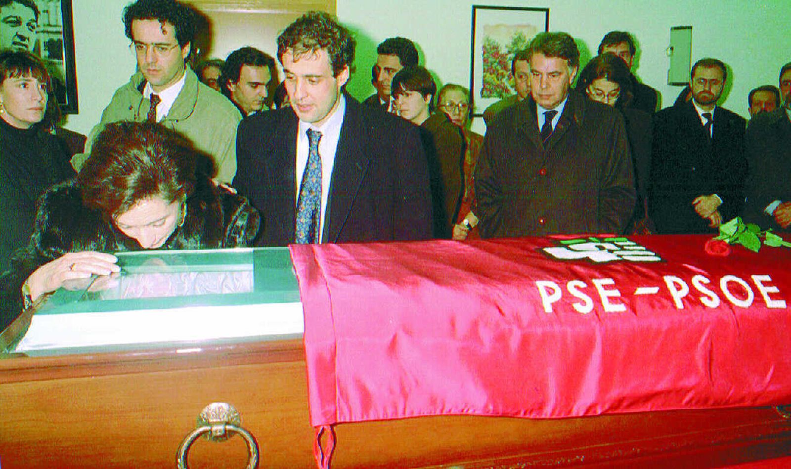 La viuda de Fernando Múgica ante el féretro de su marido, asesinado el 6 de febrero de 1996 en San sebastián, y con Felipe González al fondo.
