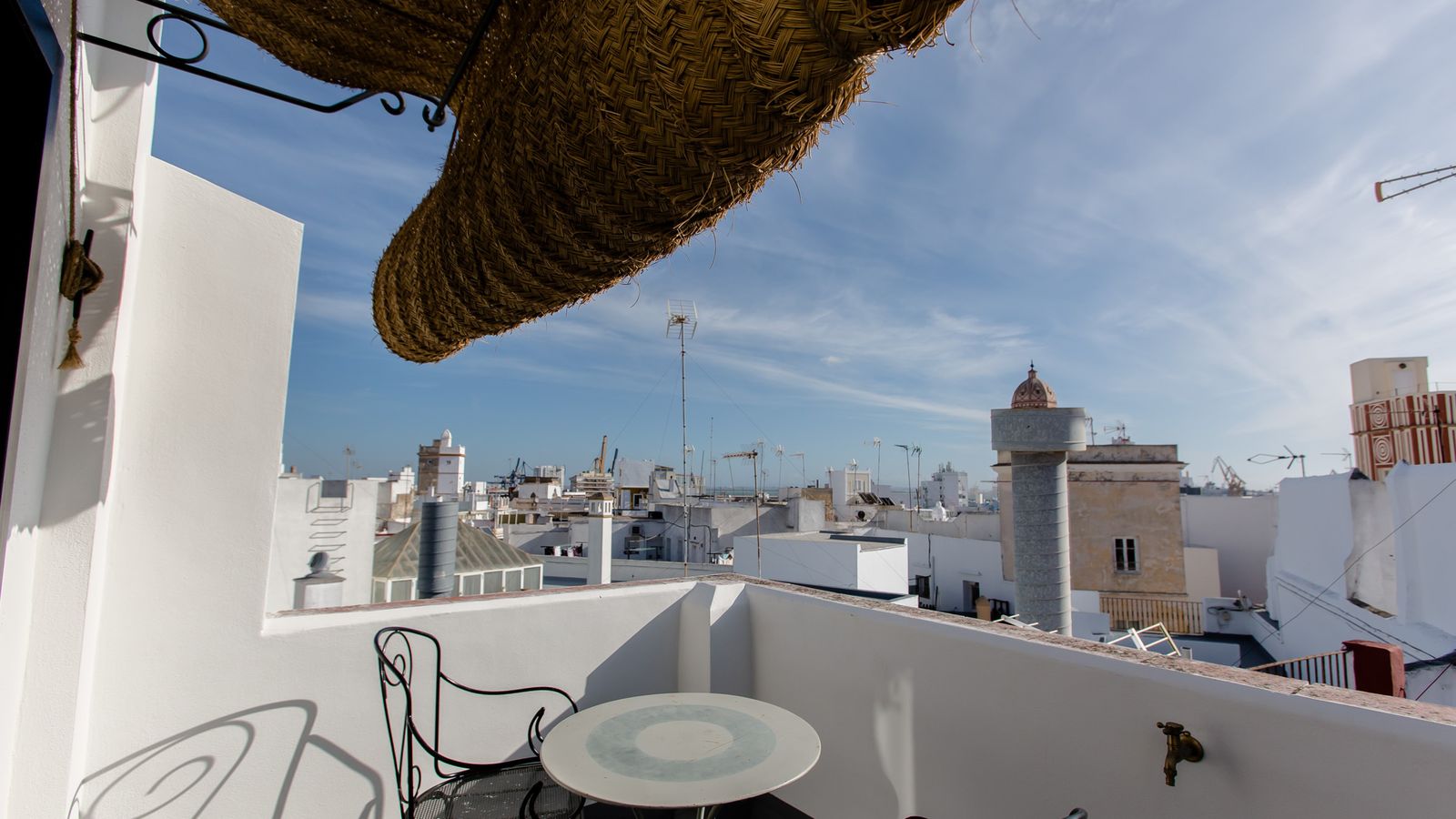 Hay una habitación en la parte alta con espléndidas vistas de la ciudad.