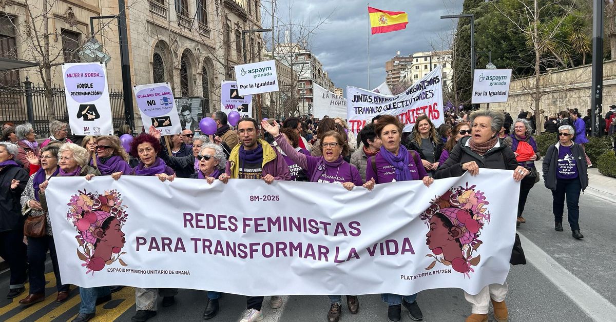 La marcha del 8-M recorre ya las calles de Granada