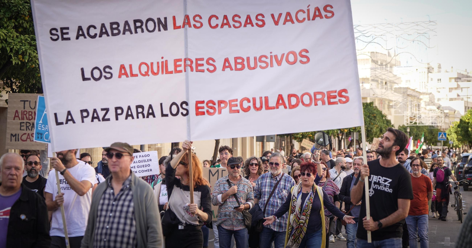 Imágenes de la numerosa participación en la manifestación 'Jerez por la Vivienda'