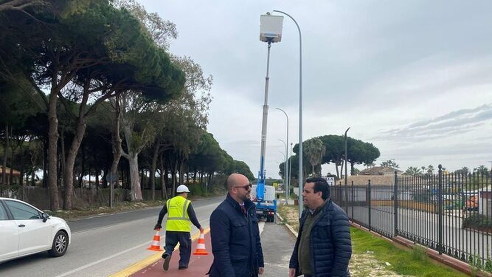 Los trabajos de renovación de las luminarias en la carretera de Fuentebravía.
