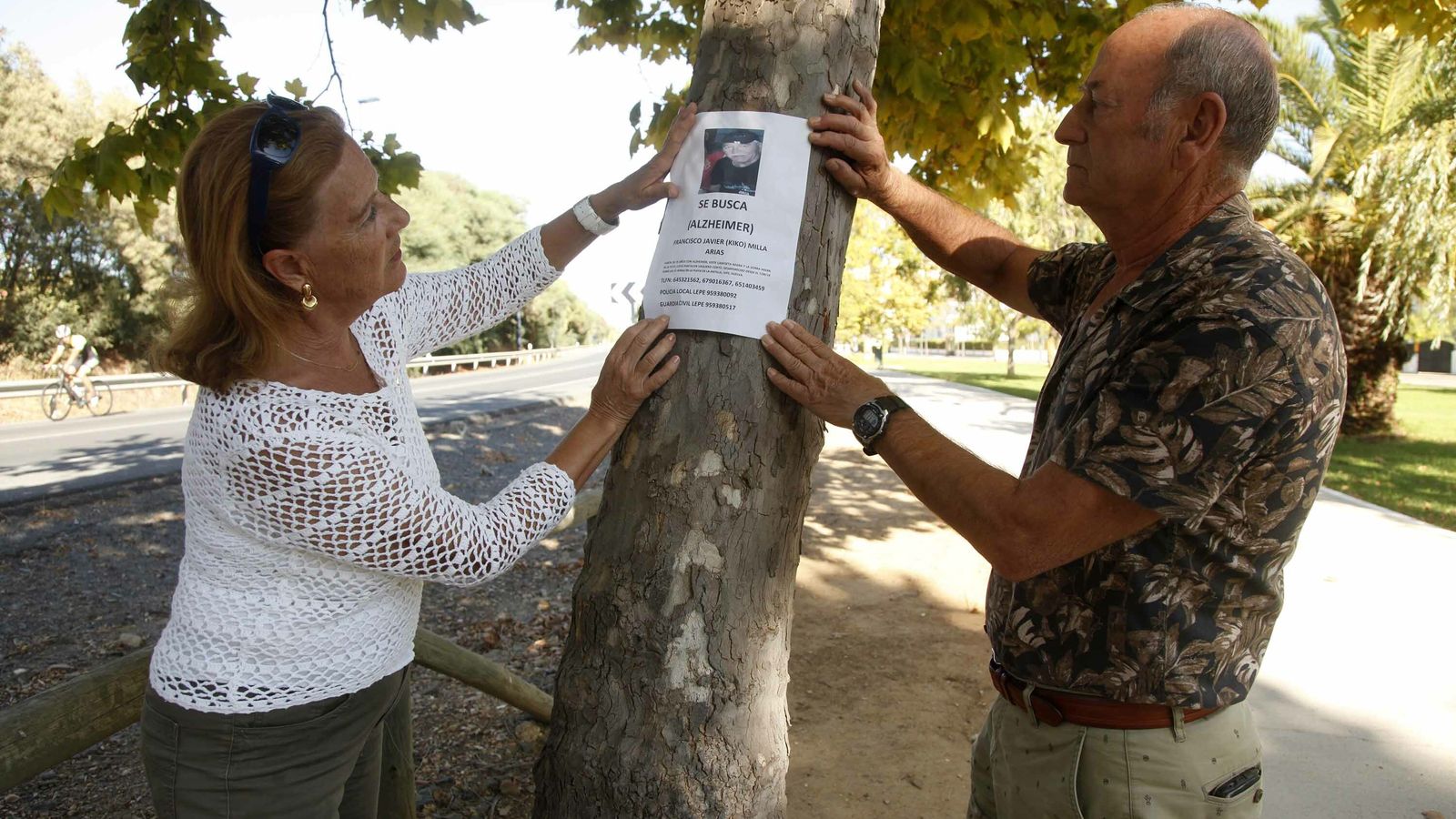 Los familiares de Francisco colocan un cartel de búsqueda en un árbol.