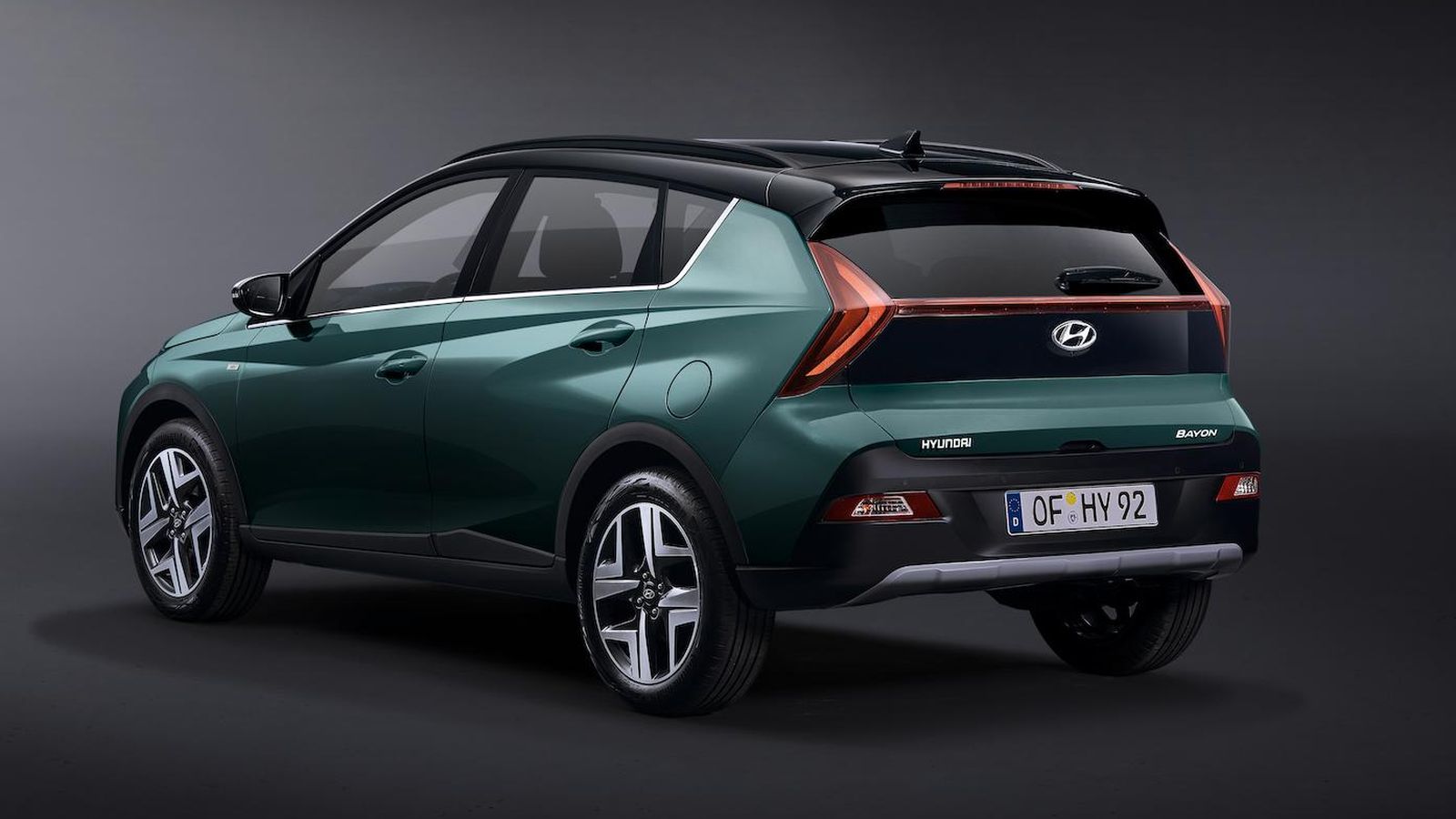 La carrocería tiene una altura de 18 cm respecto al suelo, para poder circular con algunas garantías fuera del asfalto si fuese preciso.