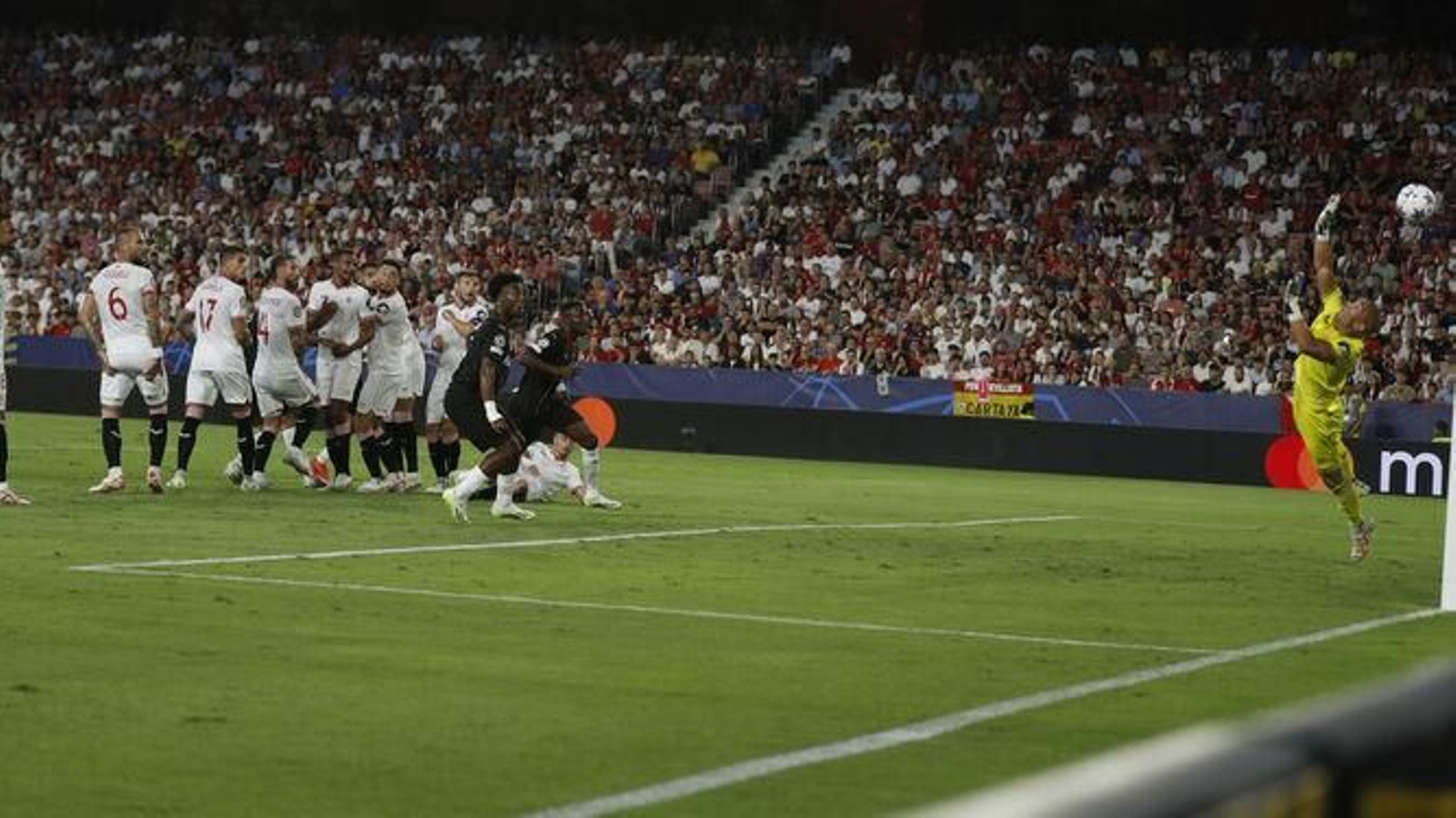 Dmitrovic se estira, pero no puede sacar la falta del gol del Lens.