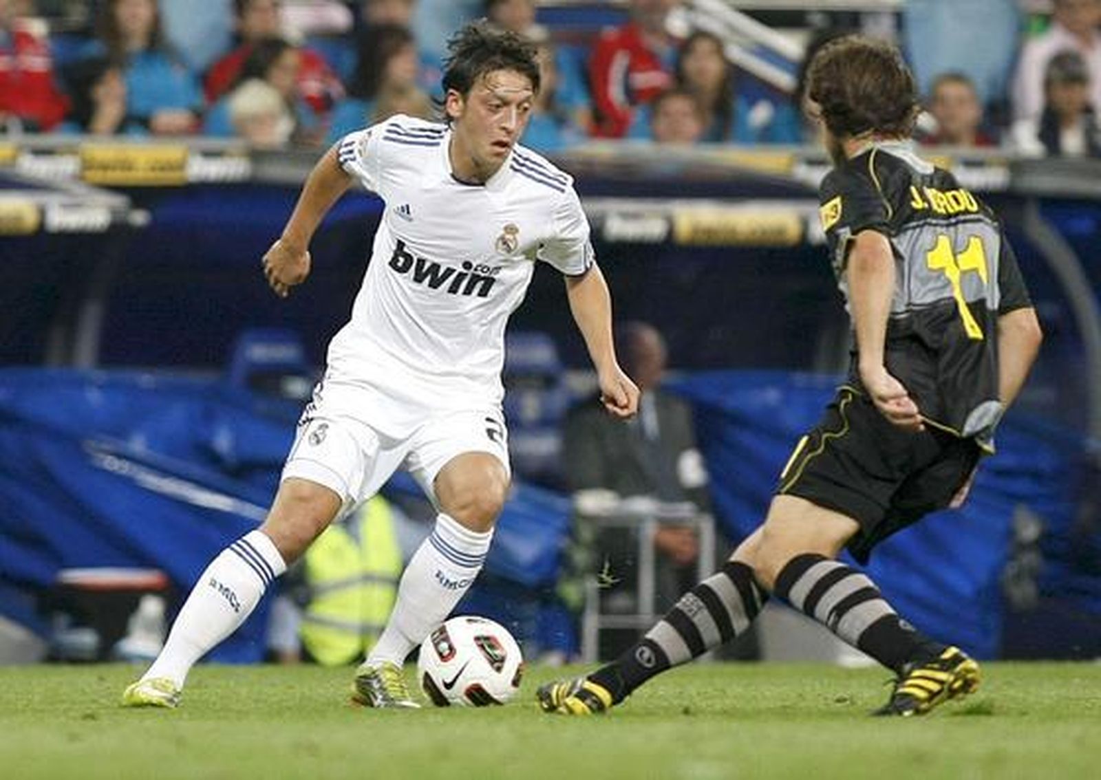 Ozil trata de marcharse de un rival. / EFE
