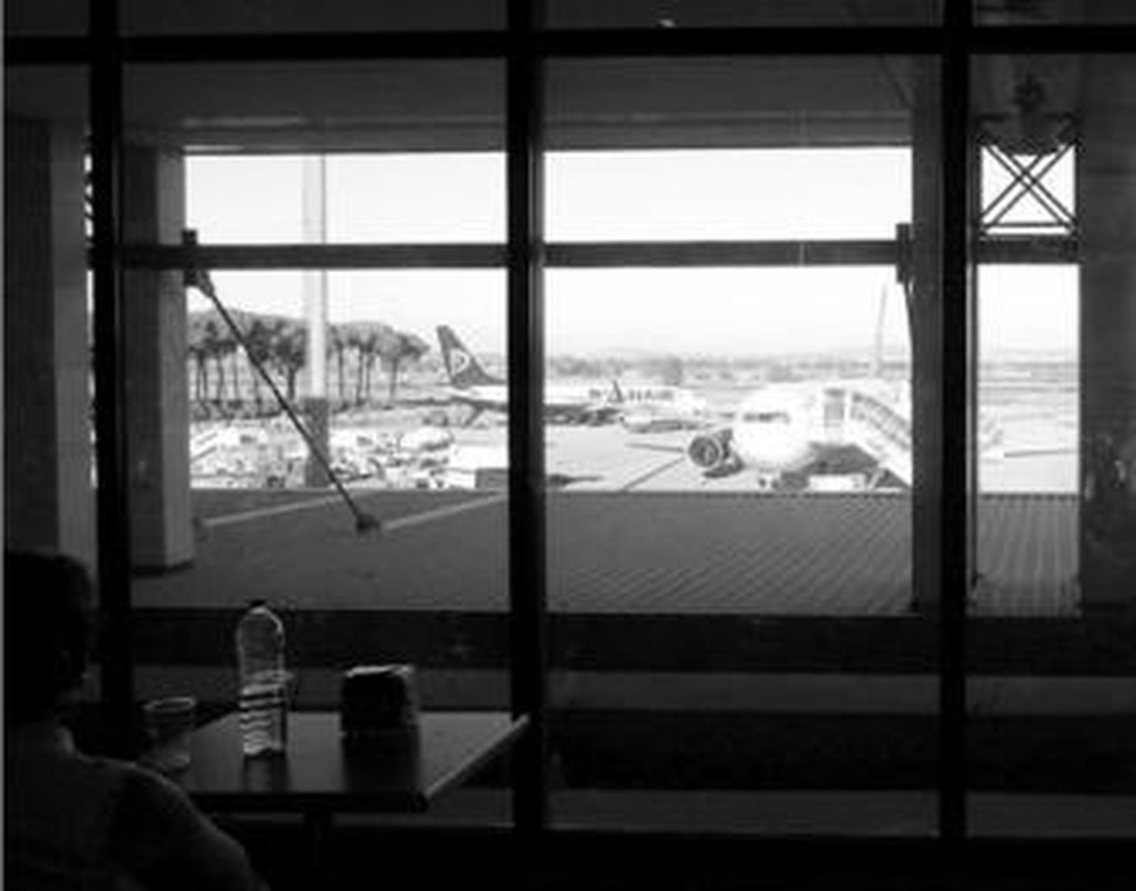 Dos aviones repostan en el área de operaciones del aeropuerto de Jerez.