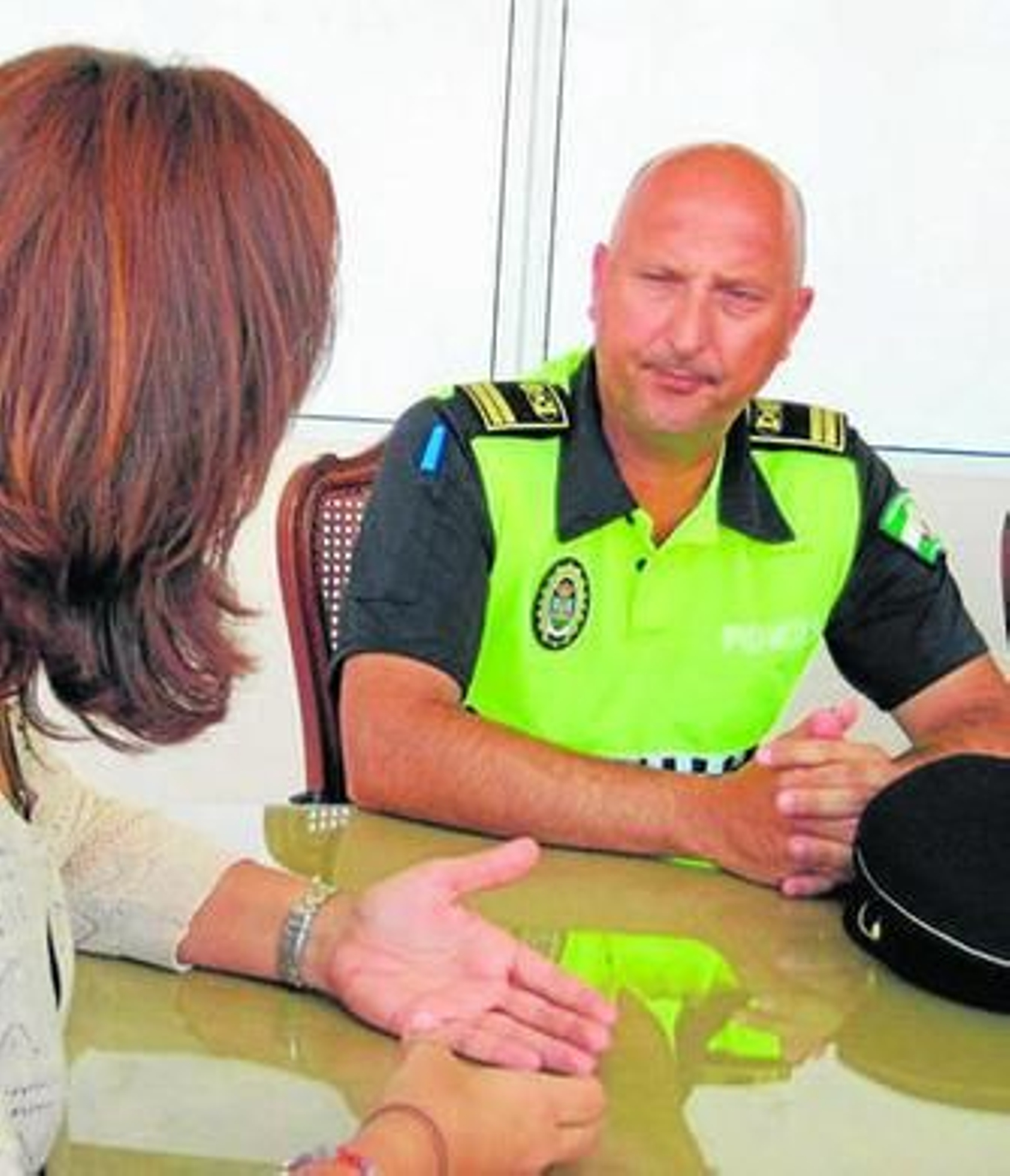 Antonio Durán, durante la reunión mantenida ayer con la primera edil.