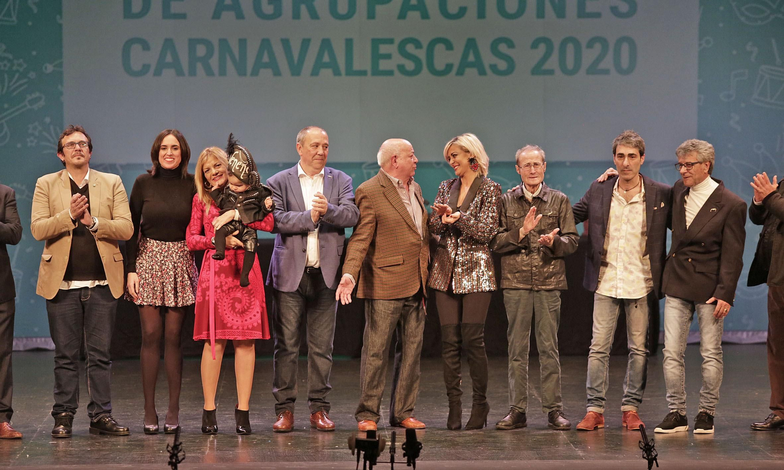 Imágenes de la entrega de los antifaces de oro en el Gran Teatro Falla