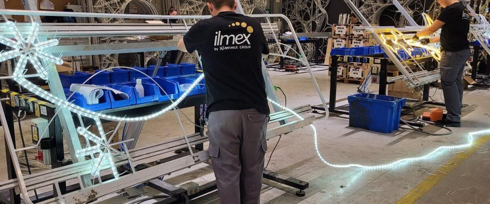 Operarios en la planta de Ilmex.