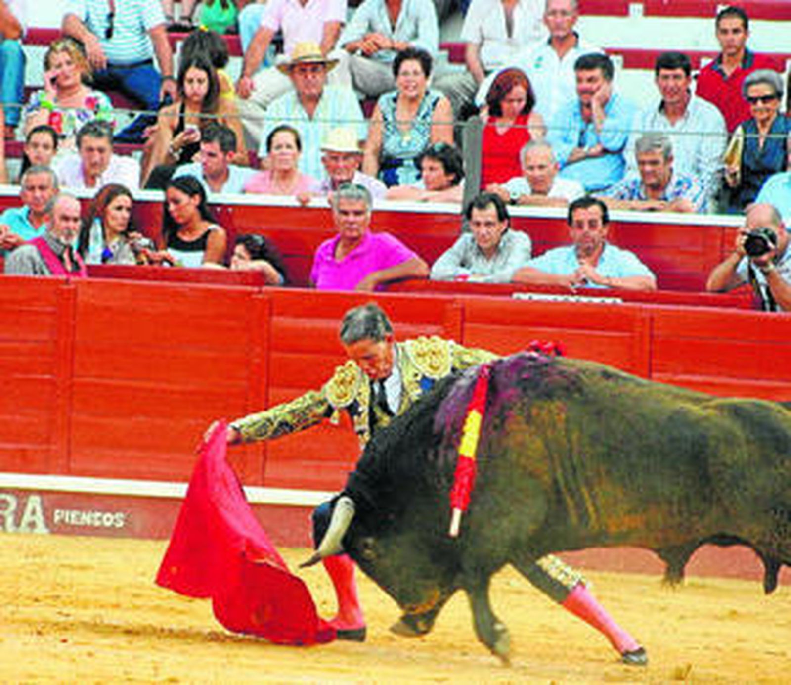 El diestro Francisco Ruiz Miguel toreando el pasado verano en la plaza de toros de Sanlúcar.