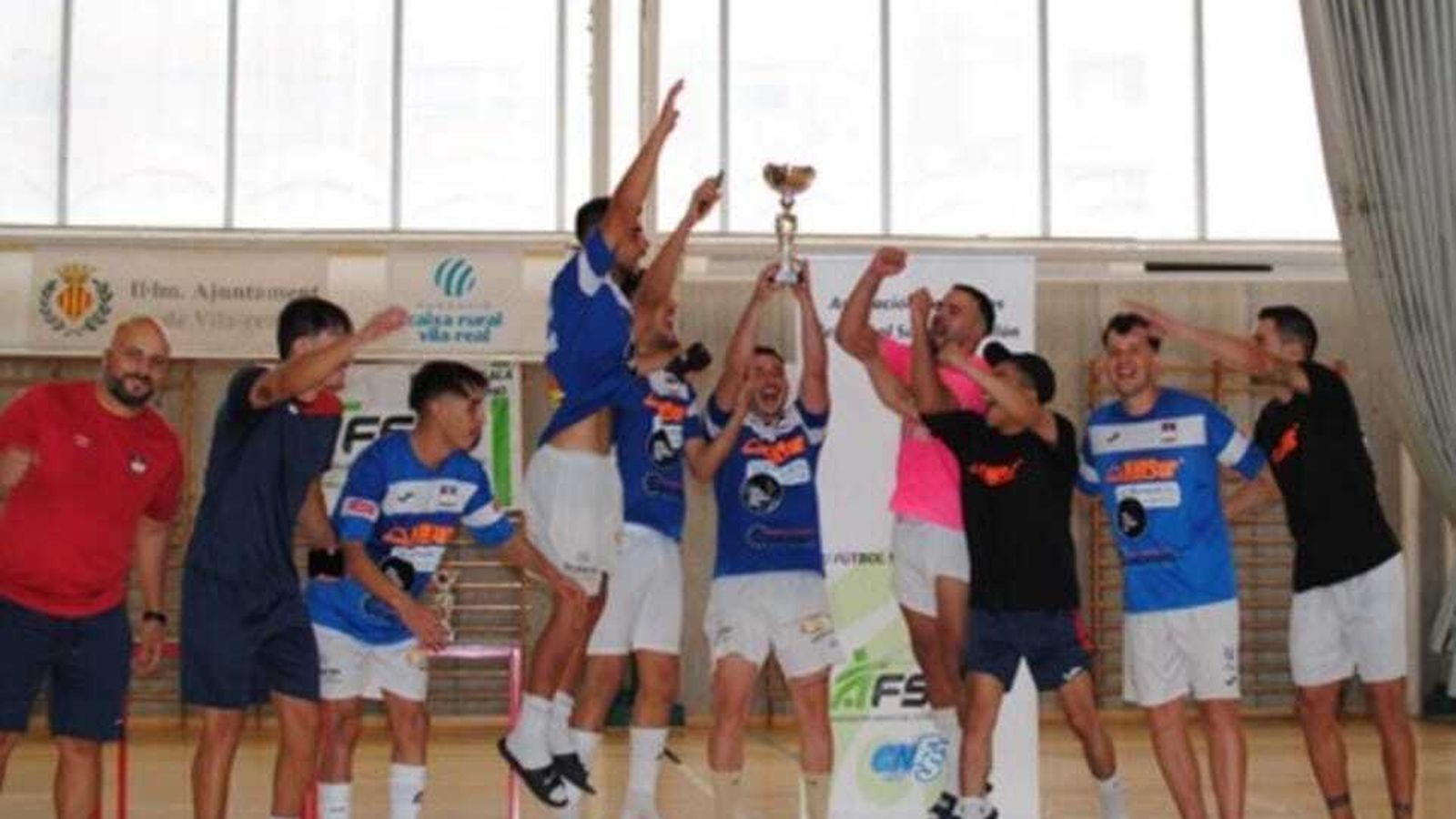 Los almerienses levantan la copa