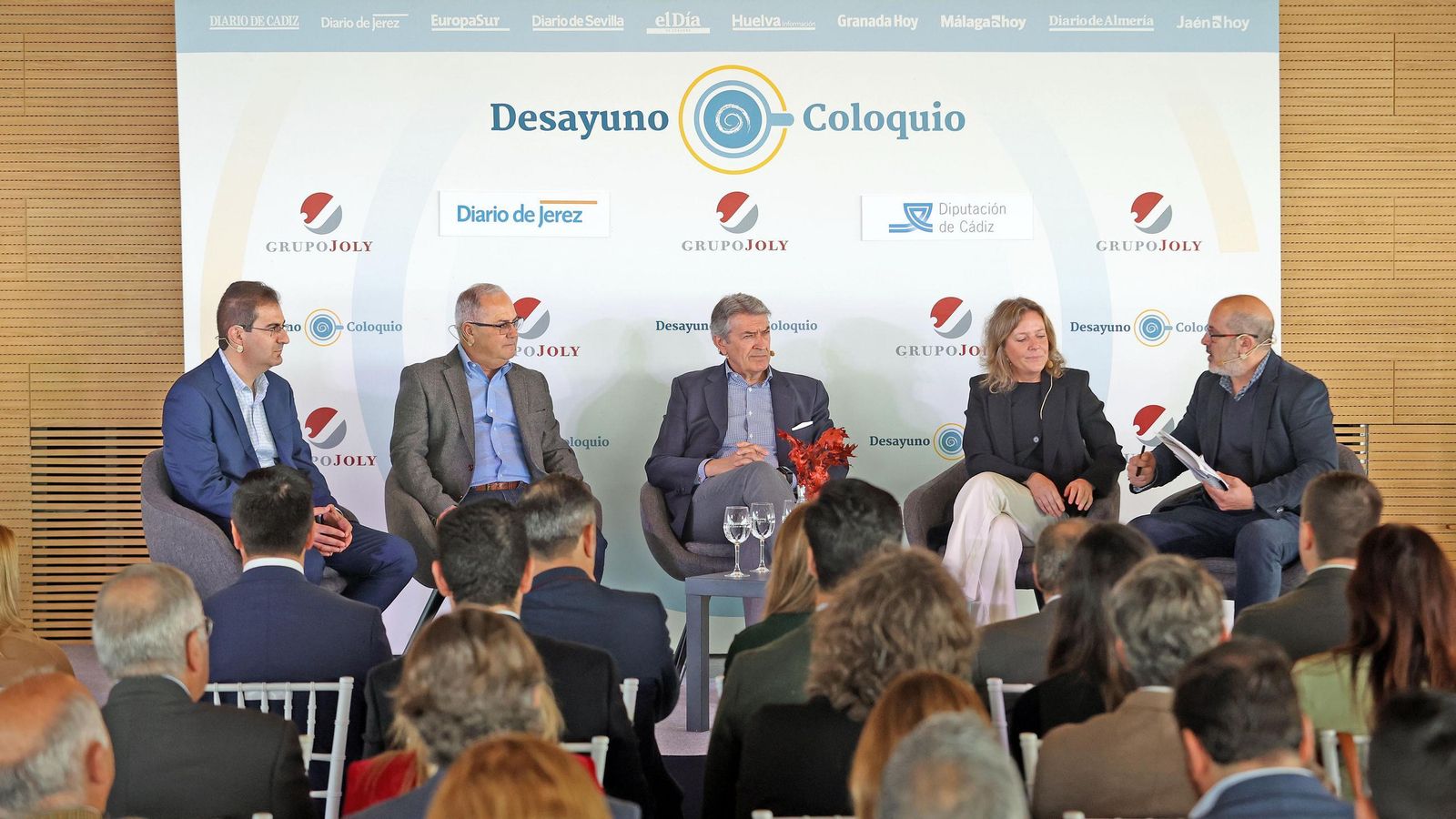 Imagen de la primera mesa con, de izquierda a derecha, Antonio Gerena, Nicolás Fernández, César Saldaña, Begoña Romero y Ángel Espejo, en el Foro celebrado en las bodegas Luis Pérez.