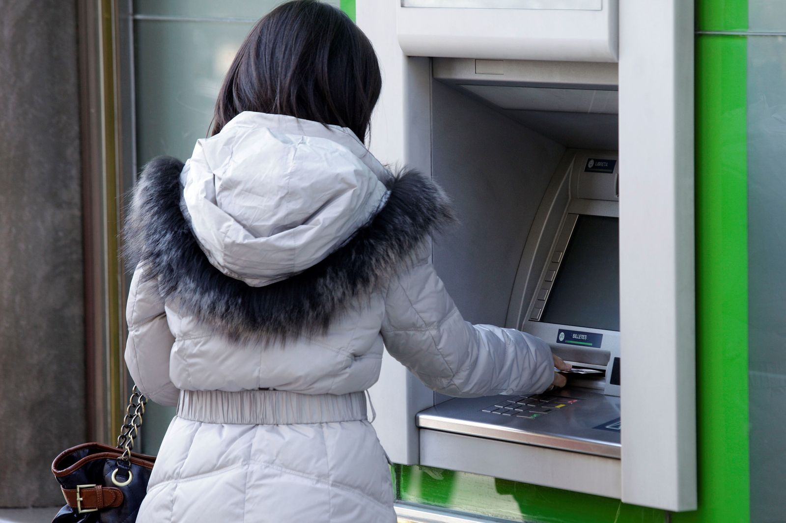 Familias y empresas retiran 38.300 millones en depósitos en lo que va de año