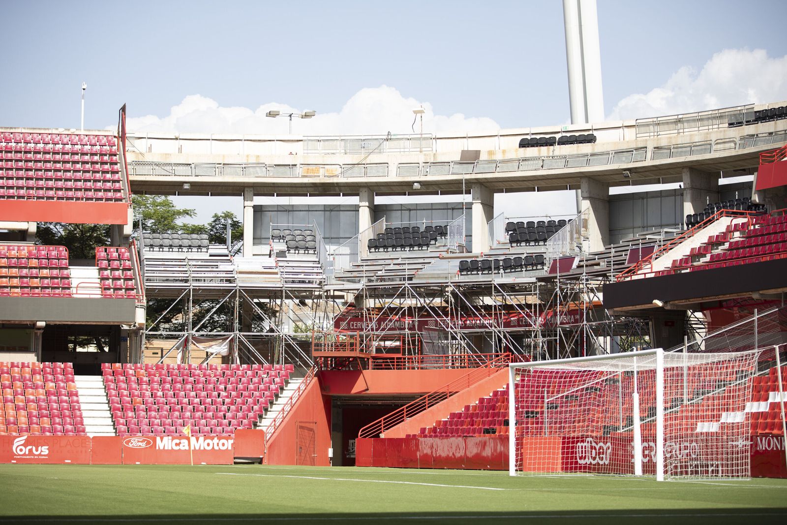 La estructura situadas en las esquinas de Los Cármenes no seguirán la próxima temporada.