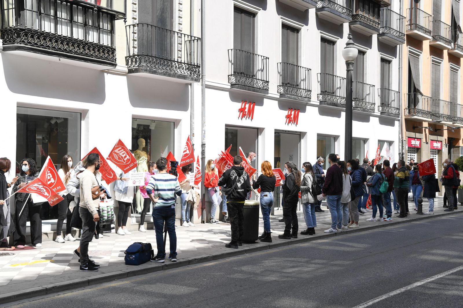 La protesta sindical por el cierre de H&M en Granada