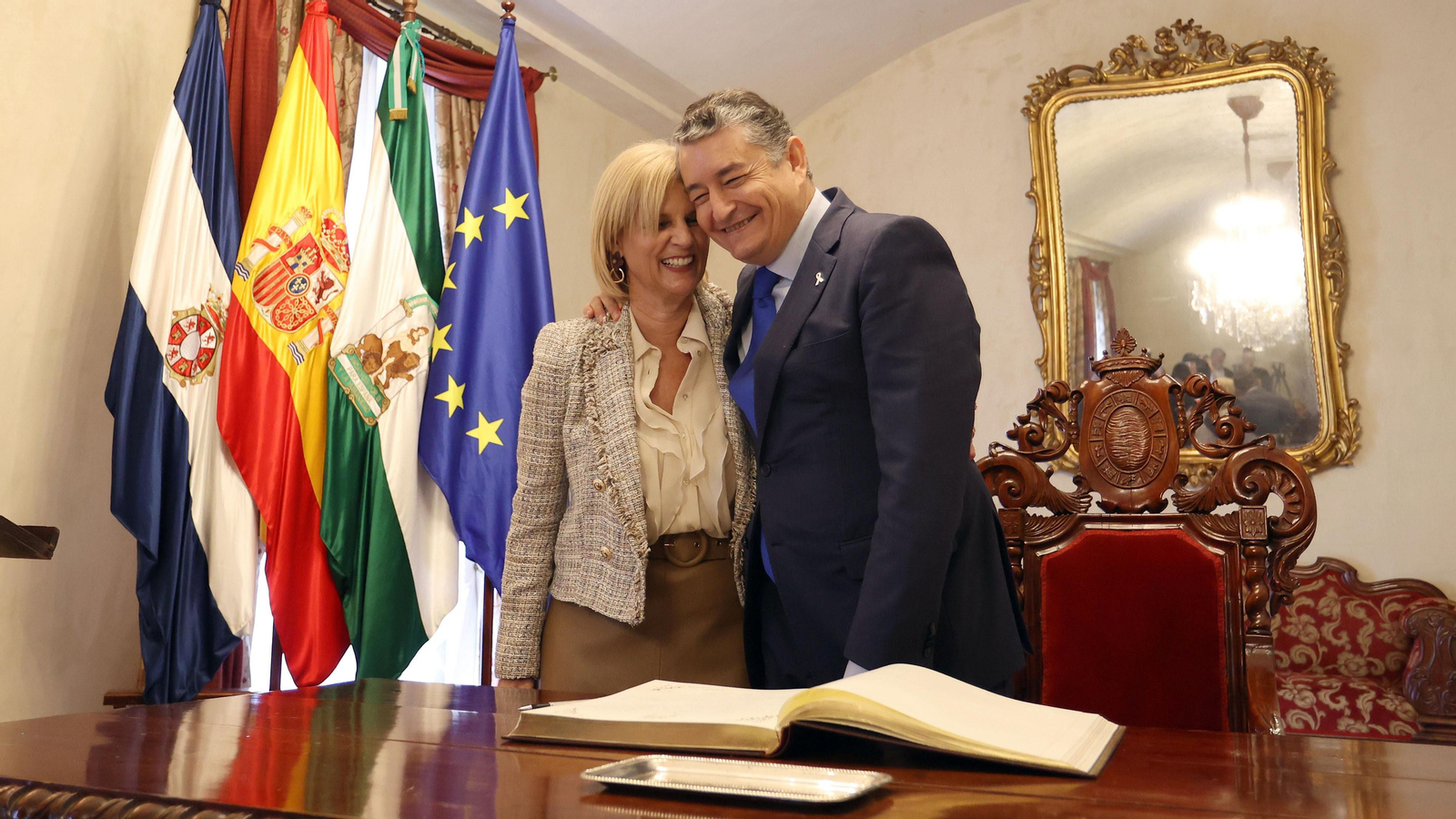 Antonio Sanz, en el salón noble del Ayuntamiento, junto a la alcaldesa tras firmar en el Libro de Honor. Antonio Sanz, en el salón noble del Ayuntamiento, junto a la alcaldesa tras firmar en el Libro de Honor.