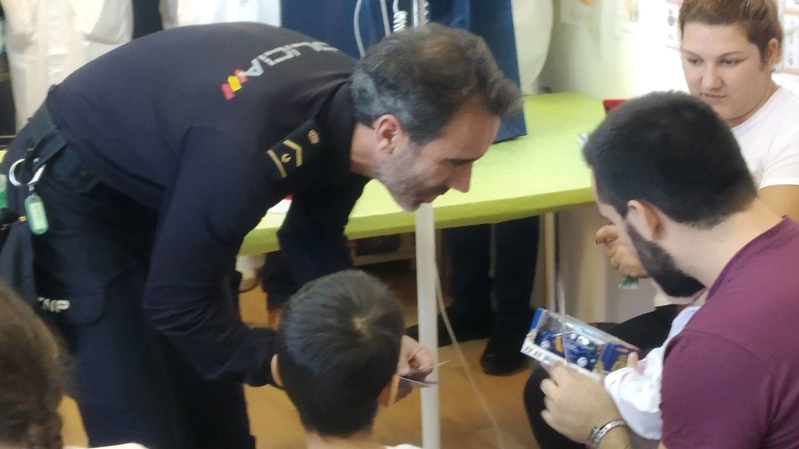 Un carné infantil de Policía para la Navidad.