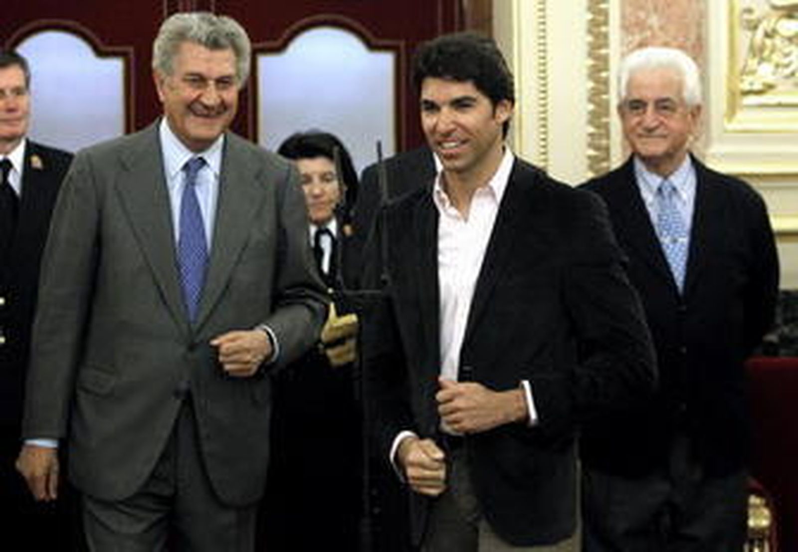 El presidente del Congreso, Jesús Posada, izquierda, junto a Cayetano Rivera, centro y El Viti, ayer en el Congreso..