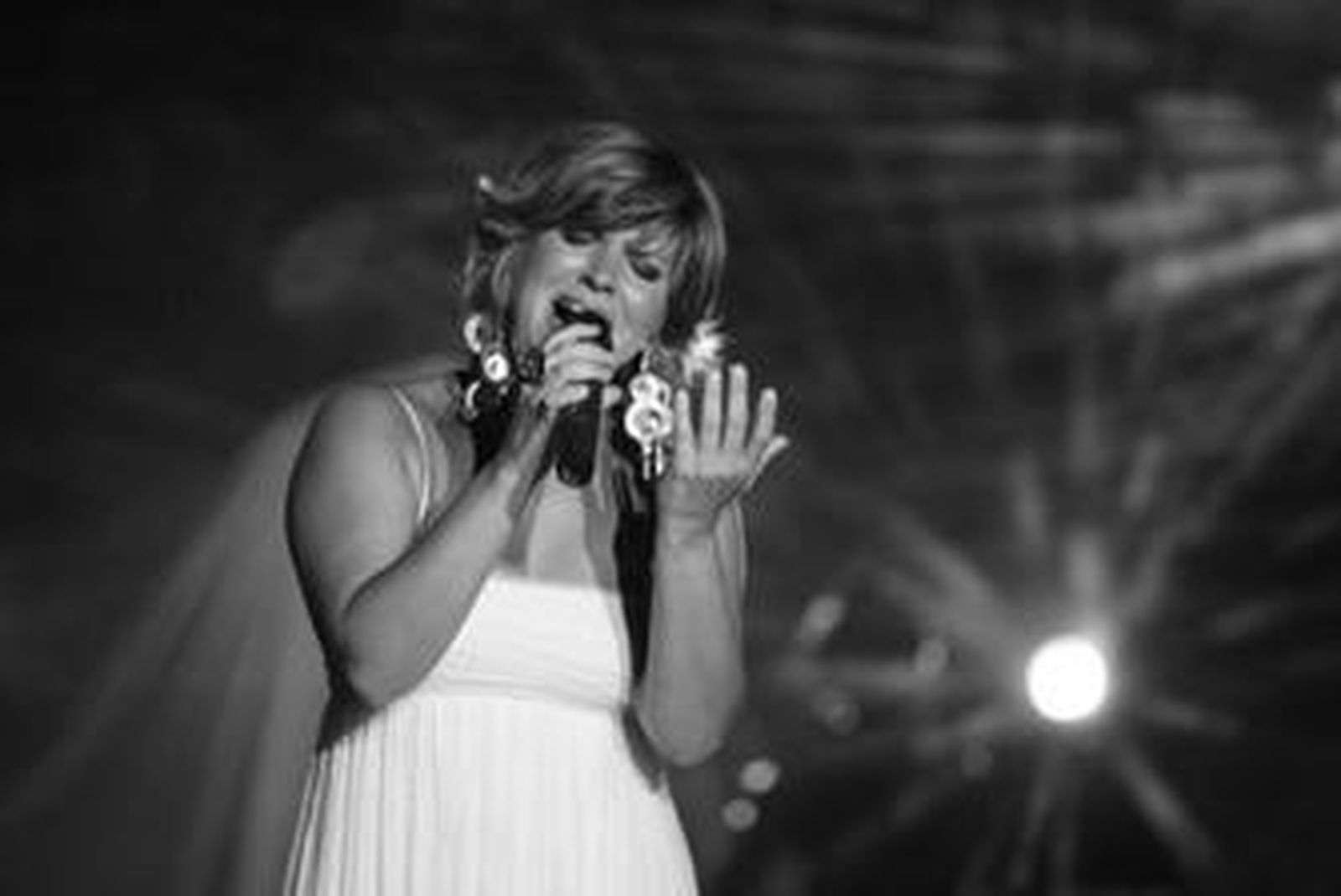 Pasión Vega, durante un concierto.