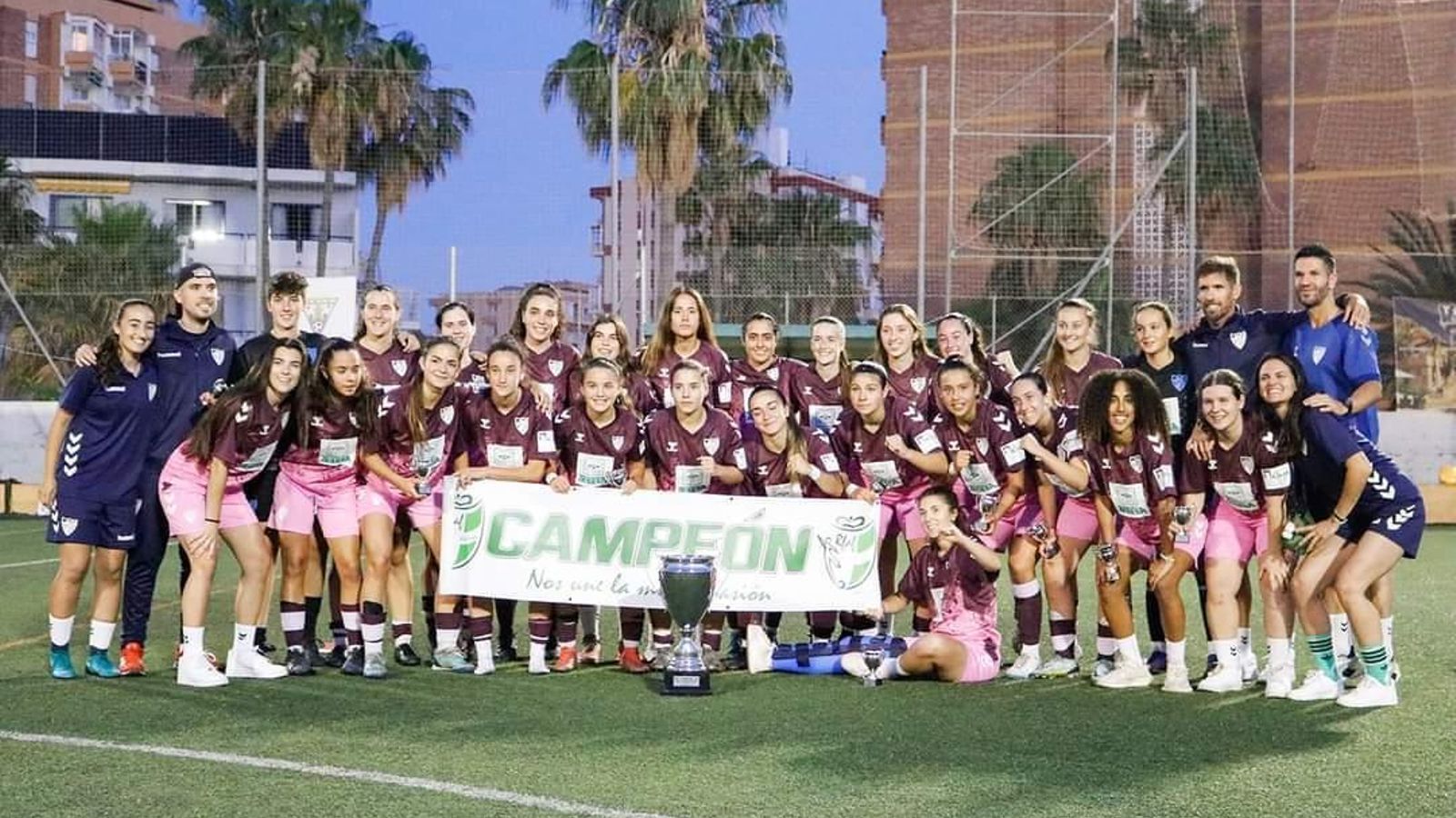 La plantilla del Málaga Femenino B posando como campeonas de Málaga.