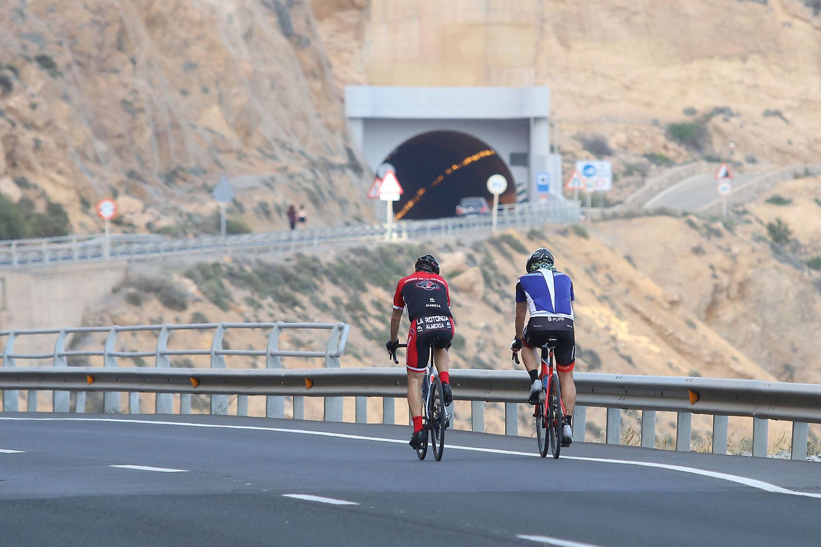 Las imágenes de la gente paseando en la carretera cortada de El Cañarete