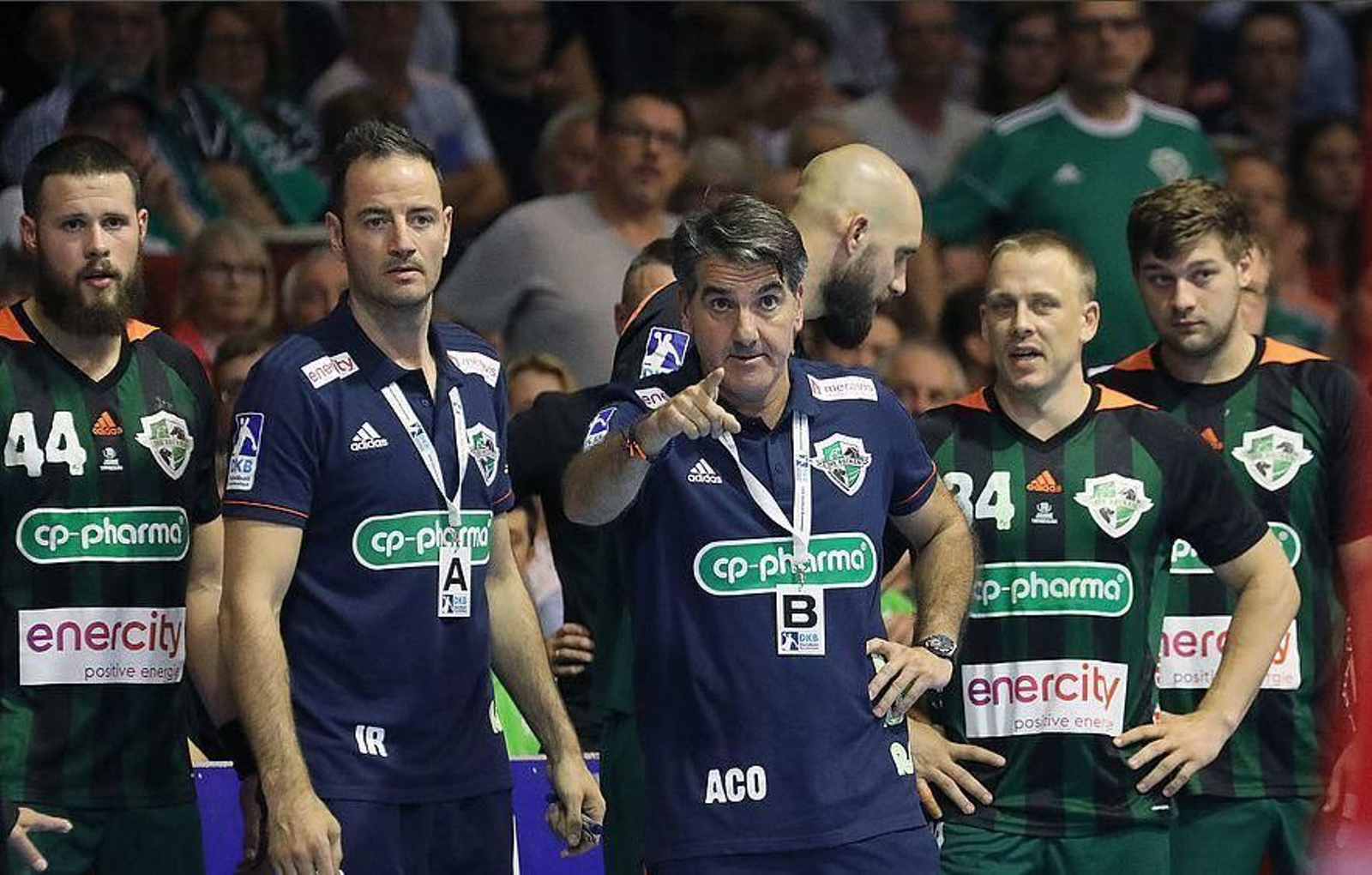 Antonio Carlos Ortega da indicaciones en un choque de esta temporada.