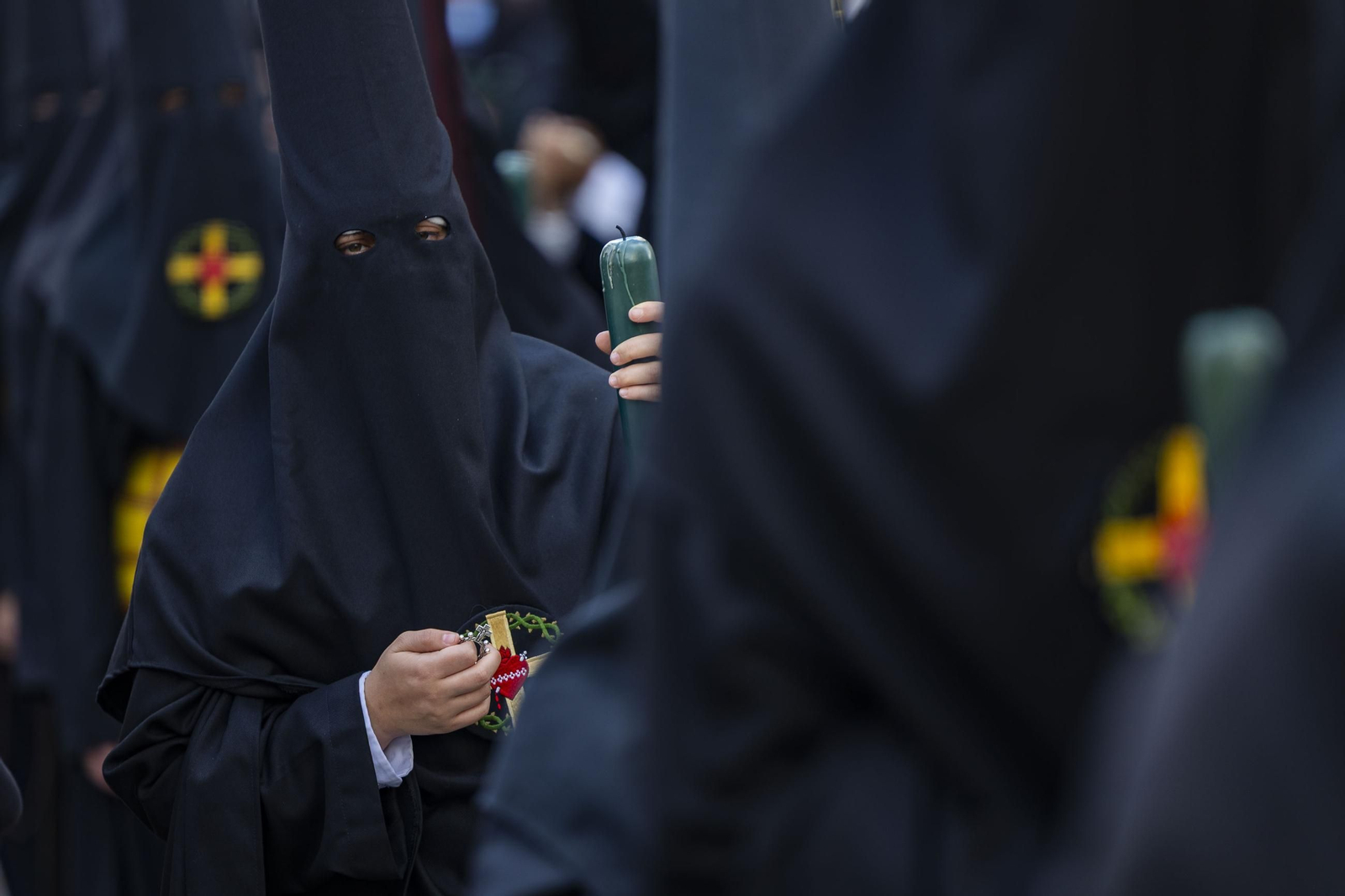 En imágenes, Vera Cruz también adelanta su salida y recorta su recorrido en el Miércoles Santo de la Semana Santa 2025 de San Fernando