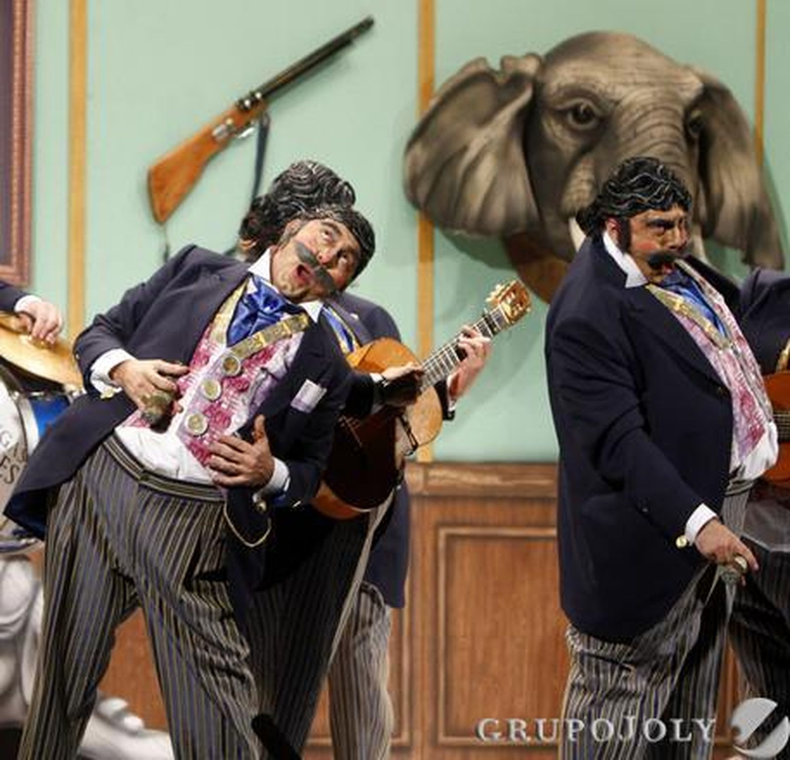 Chirigota 'Las verdades del banquero'  Foto: Lourdes de Vicente