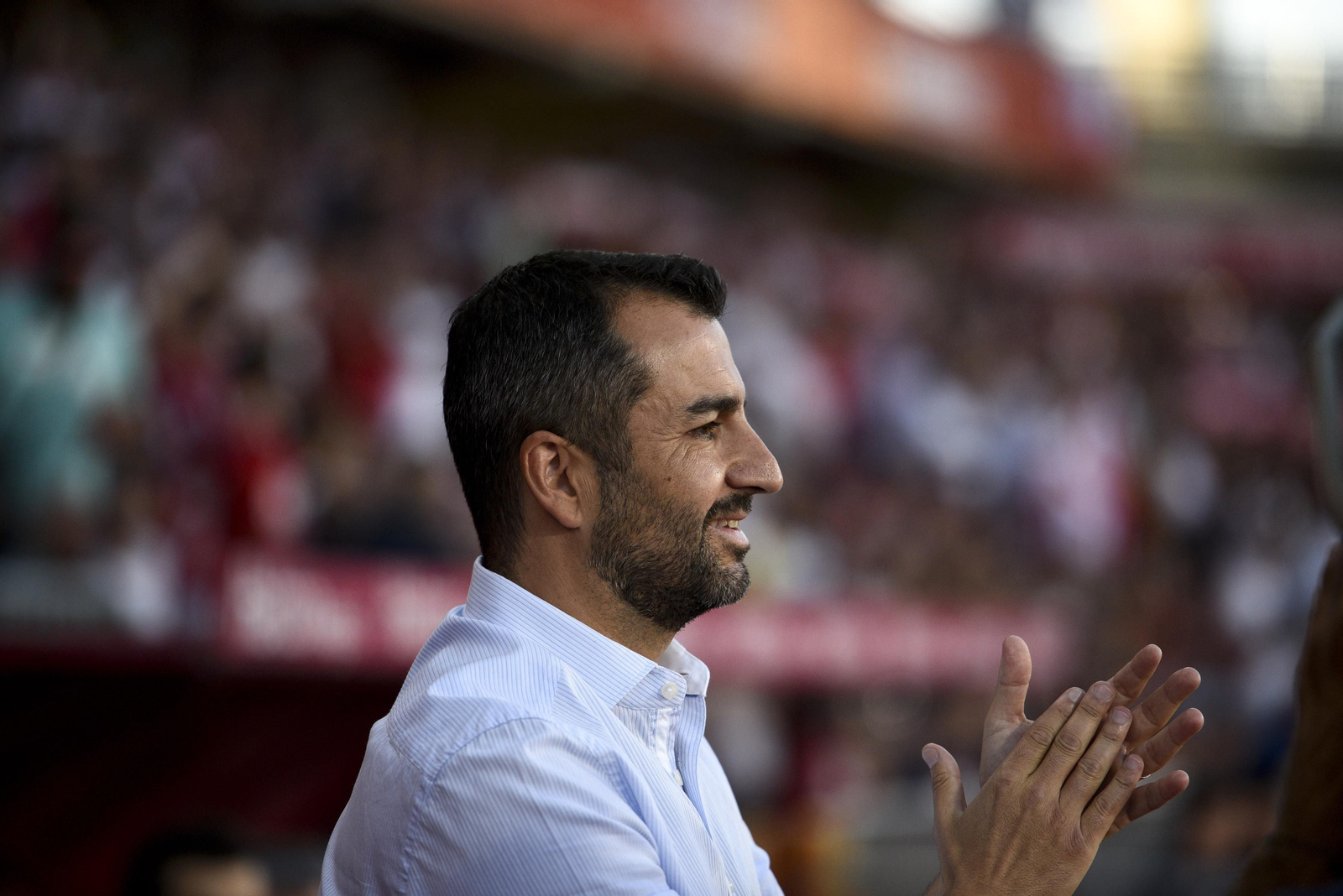 El técnico sonríe en un duelo del Granada CF de la presente temporada.