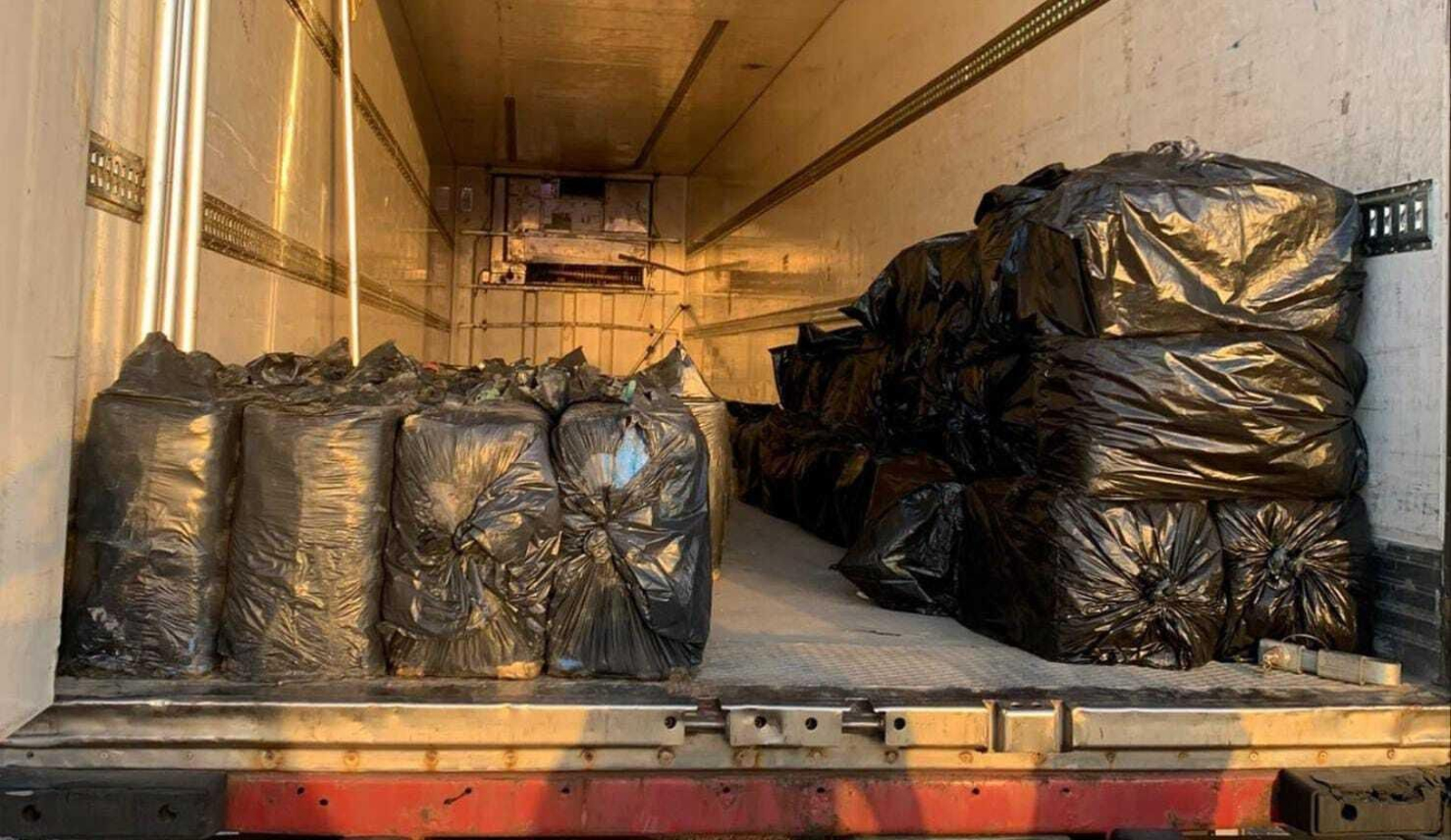 El hachís intervenido en el camión a la entrada de Sevilla.