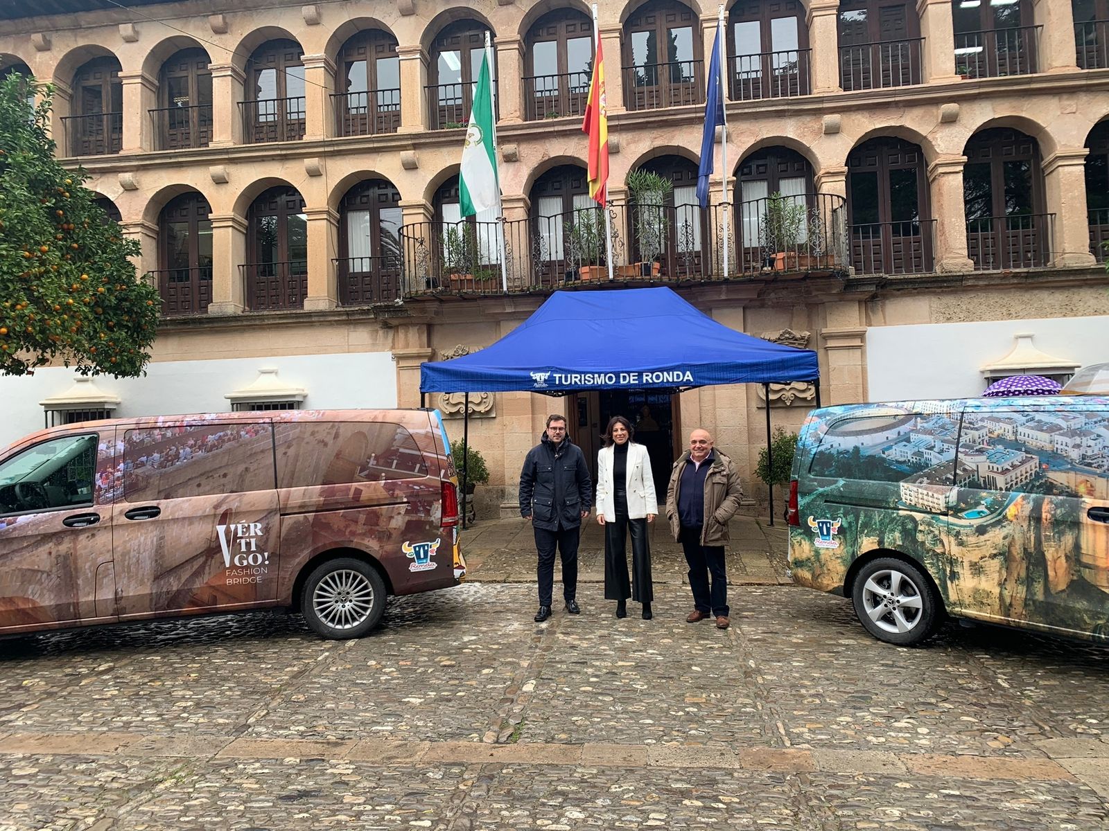 Presentación de las furgonetas en las que se desplazará la delegación rondeña.