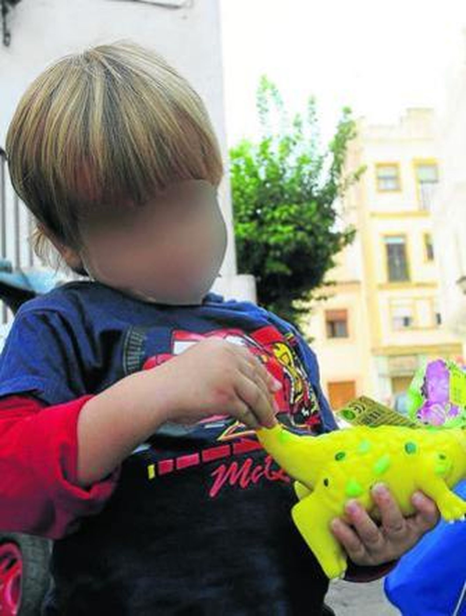 El jefe de Consumo en Sevilla, Andrés Nieto, y el delegado provincial de Salud, Tomás Martínez.