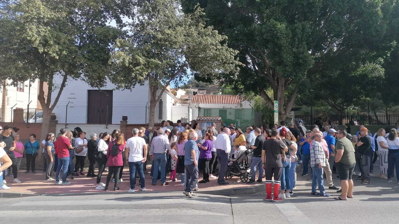 Vecinos concentrados en la última parada de la línea 21 este domingo.