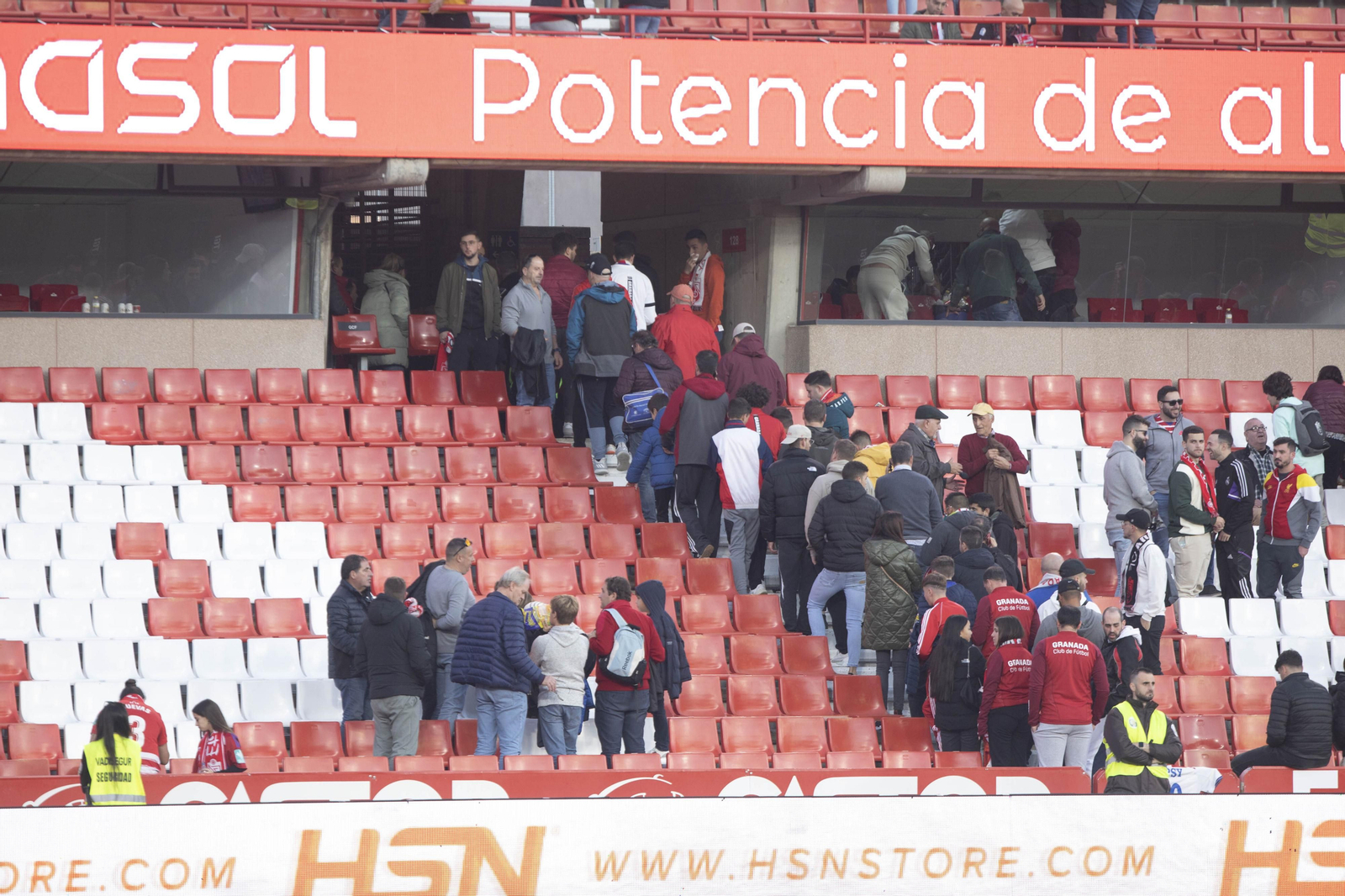 Las imágenes de la suspensión del Granada - Athletic por la muerte de un aficionado