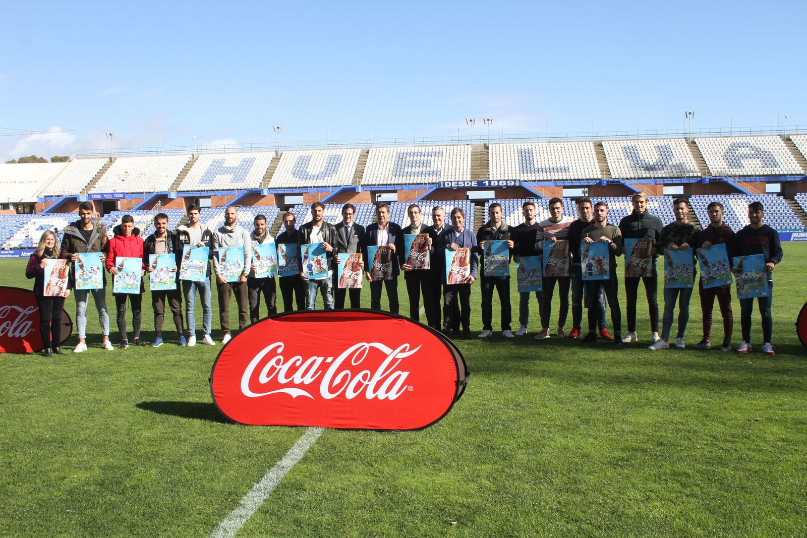 Los albiazules posan con sus calendarios de Coca-Cola.