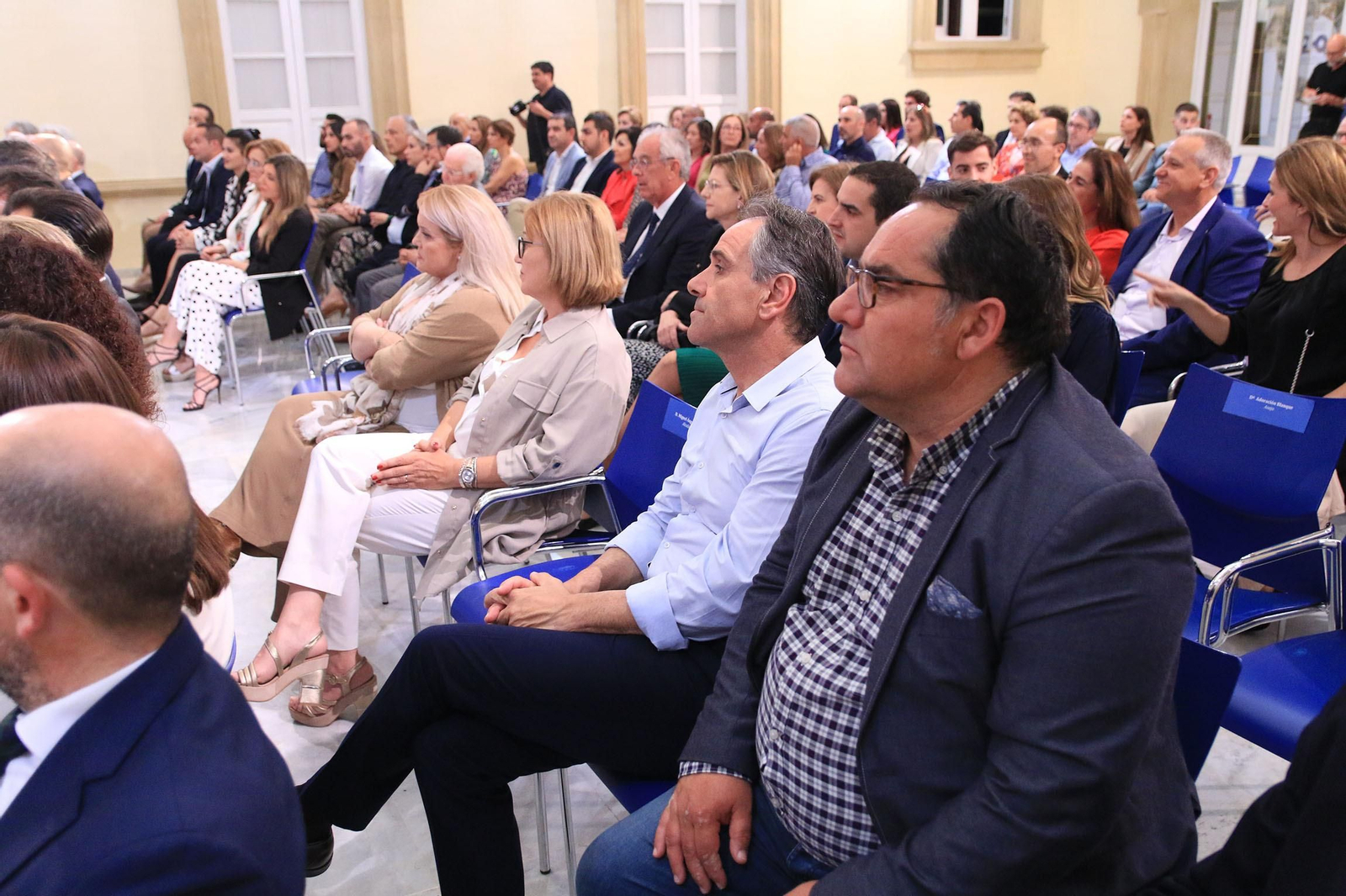 La diputación impone el Escudo de la Provincia a Pedro Caparrós