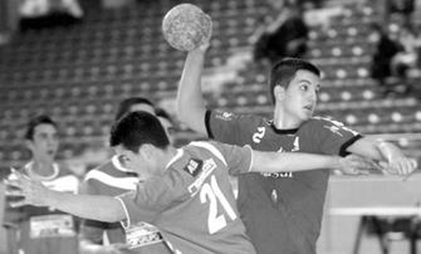 Un jugador del Cajasur juvenil se dispone a disparar ante la oposición de un adversario del Antequera.