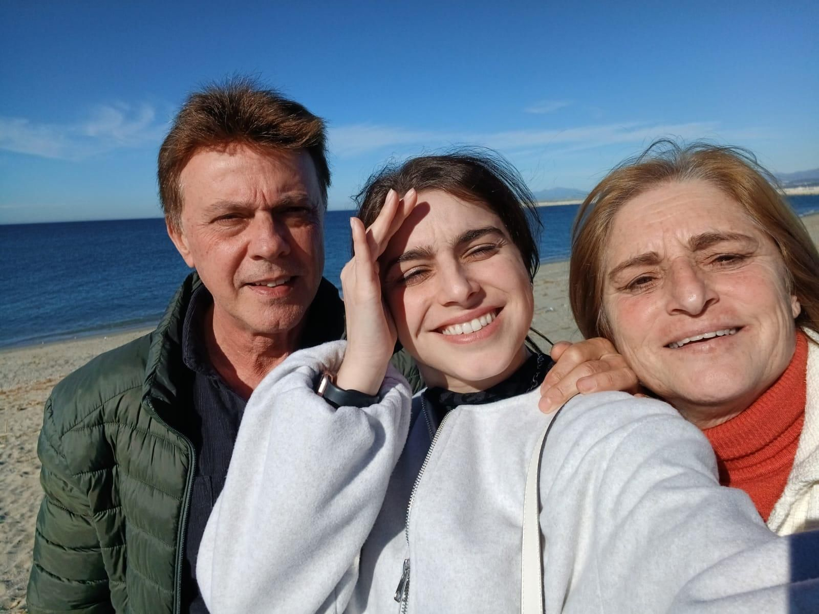 Alba junto a sus padres.