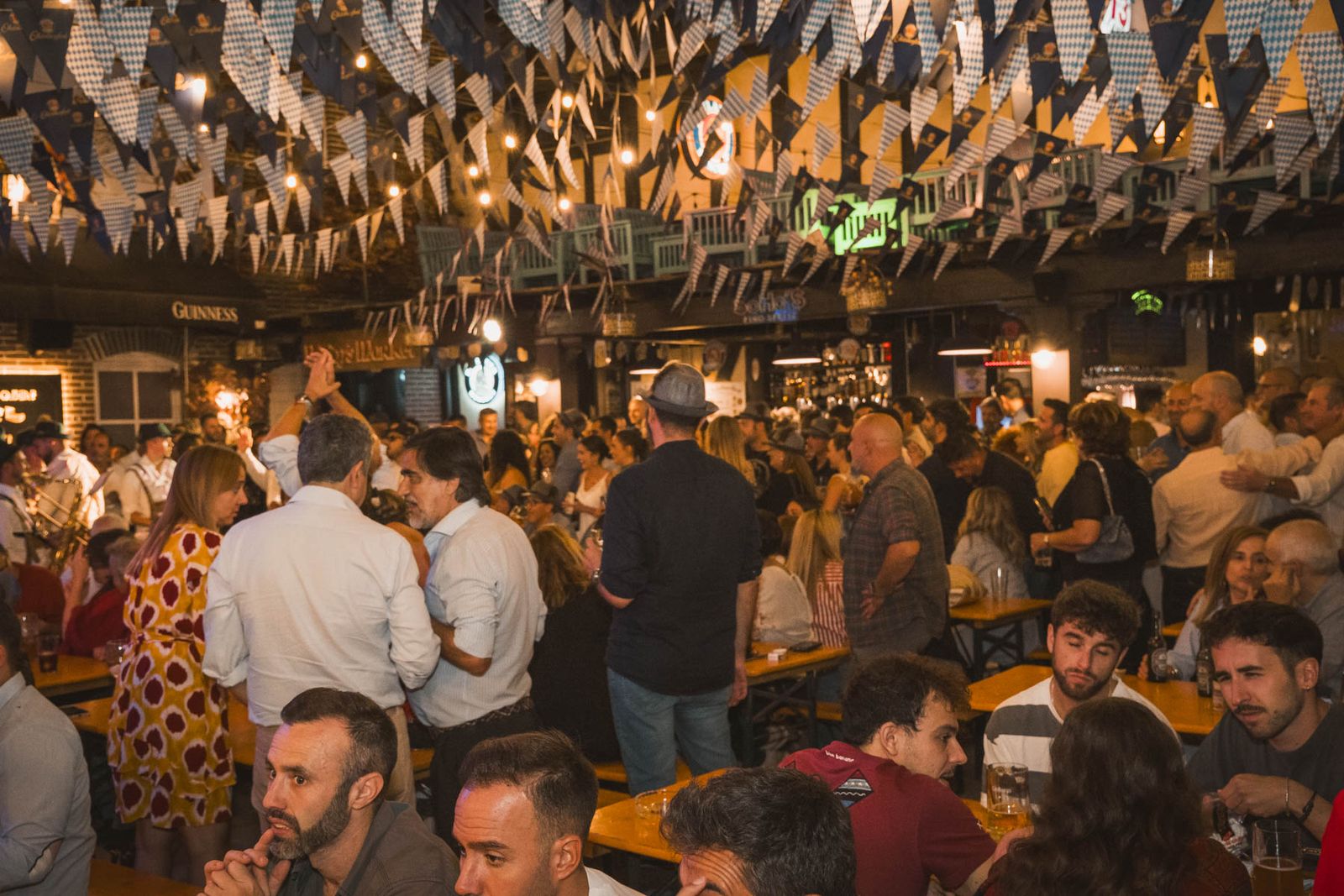 Búscate en las imágenes del viernes 27 de septiembre en el Oktoberfest de Plaza Canterbury en Jerez