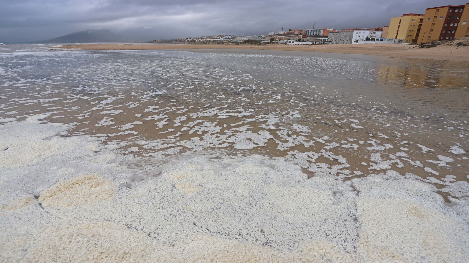 Fotos de la marea alta en la playa de Los Lances