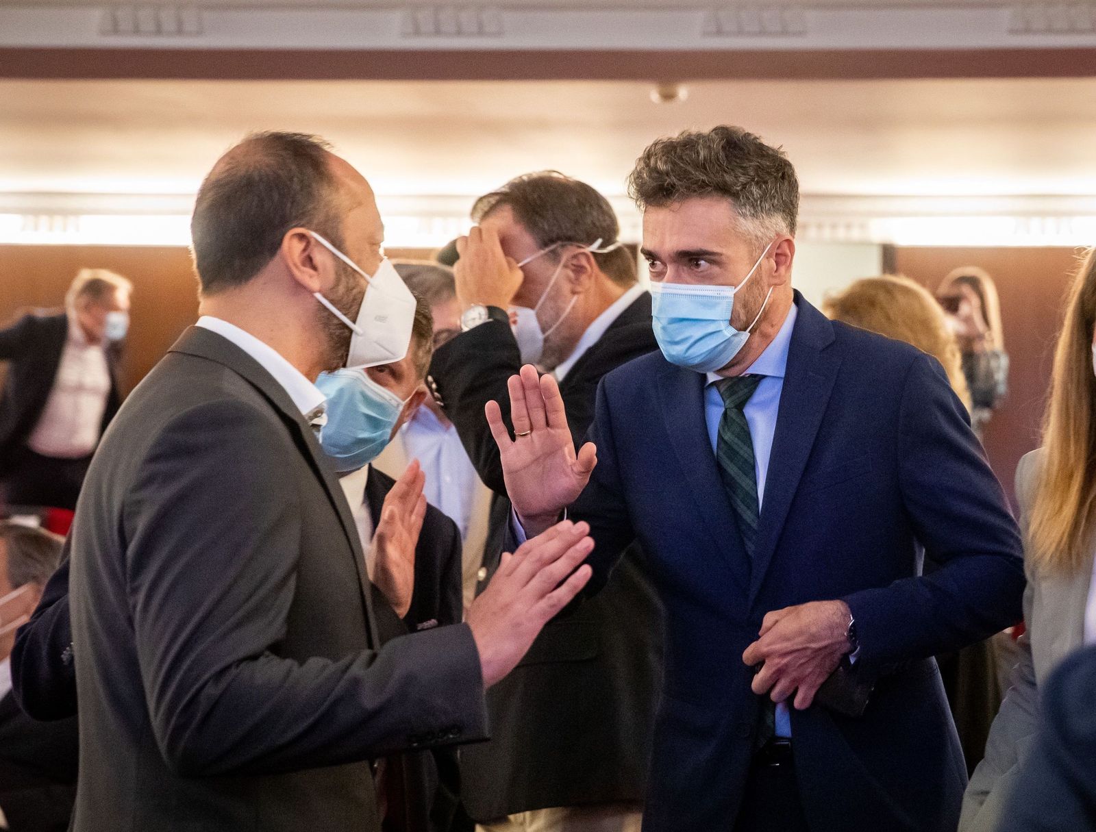 Alfonso Gómez de Celis conversa con Felipe Sicilia, hace unos meses en sevilla.