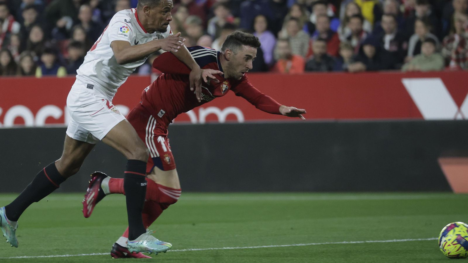 Fernando pelea con Kike Barja en una clara ocasión del Osasuna.